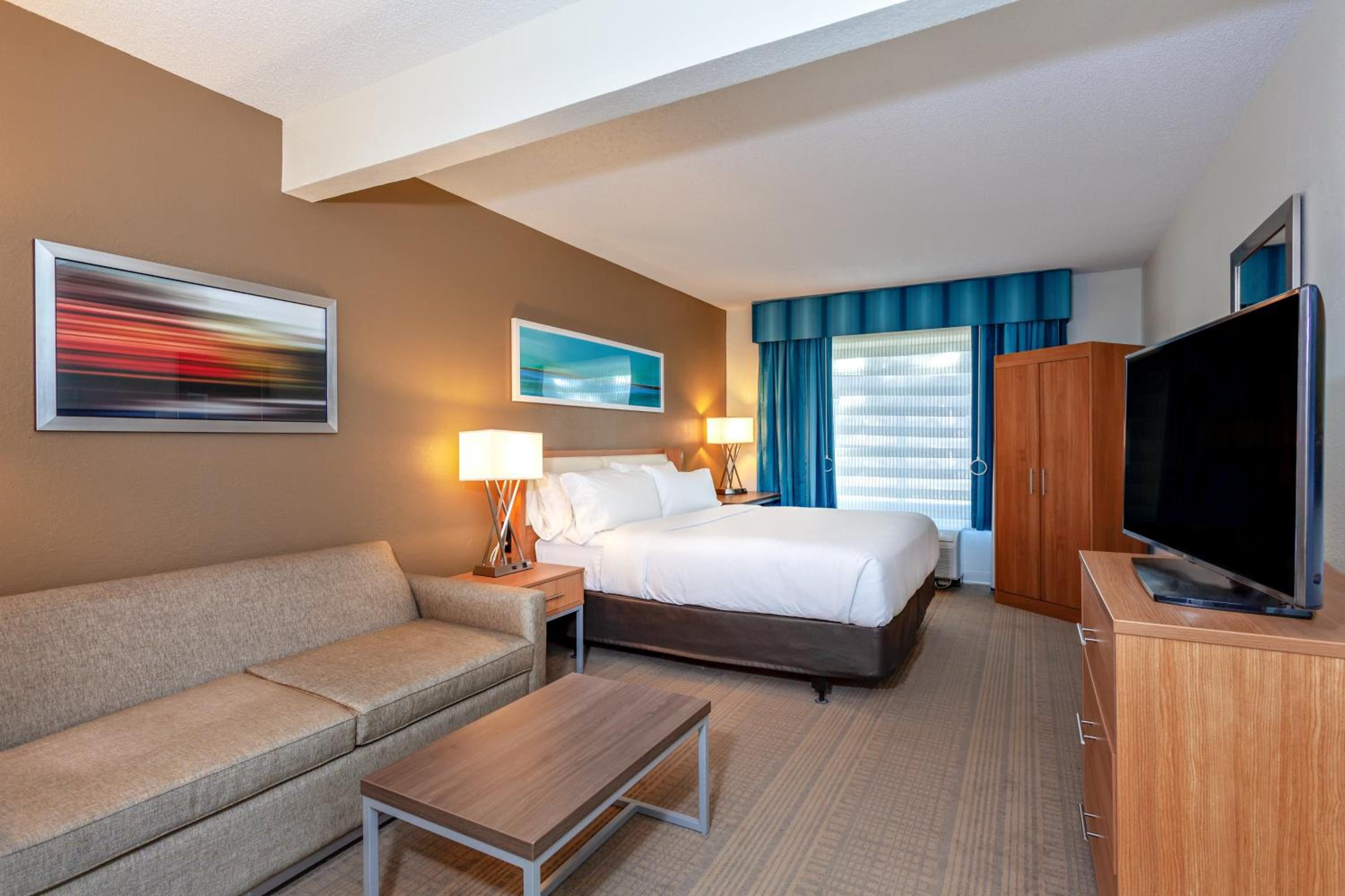 Standard King Room with Mobility Accessible Tub - Photo 9