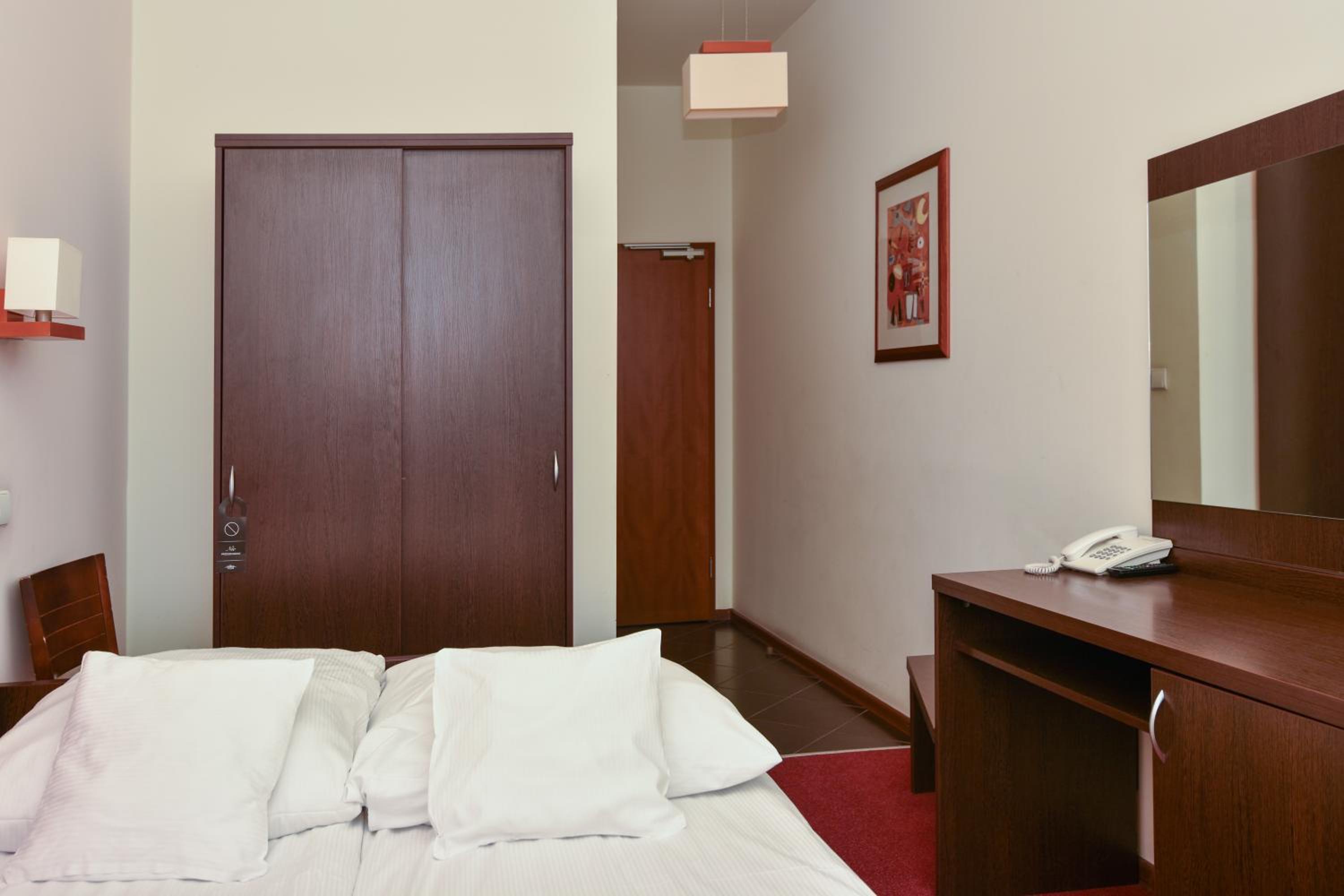 Double room economy view / balcony - Photo 8
