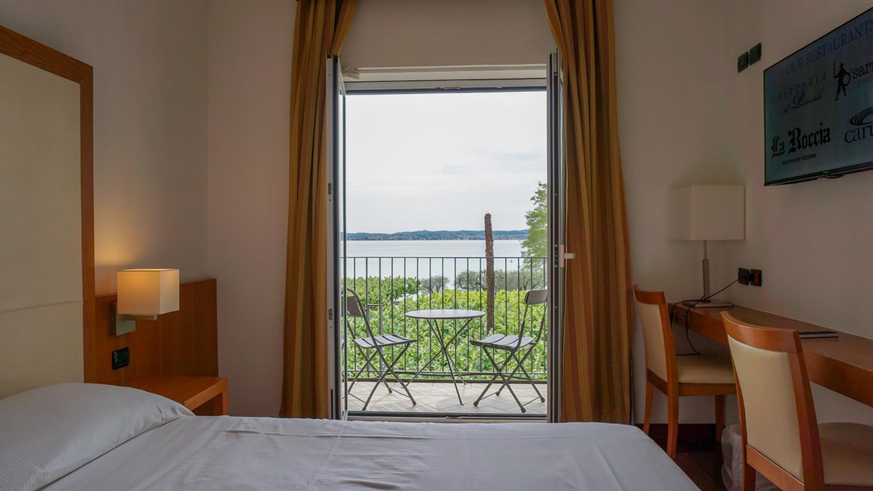 Superior Double or Twin Room with Balcony and Lake View - Photo 10