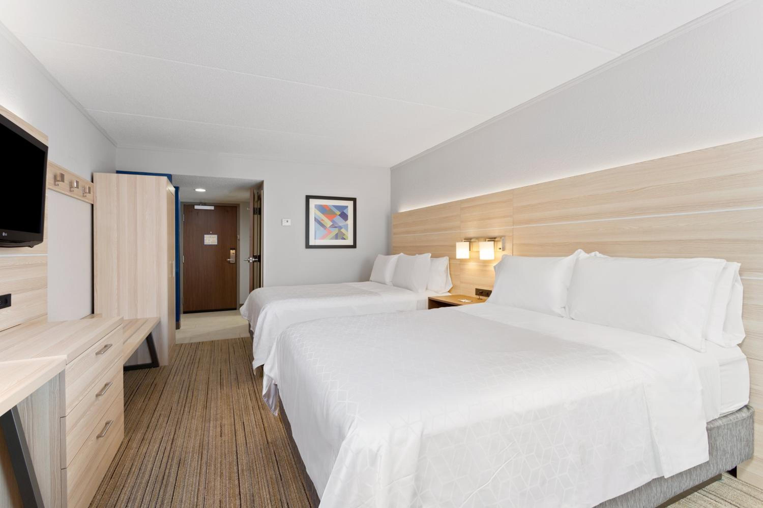 Standard Queen Room with Two Queen Beds - Photo 2