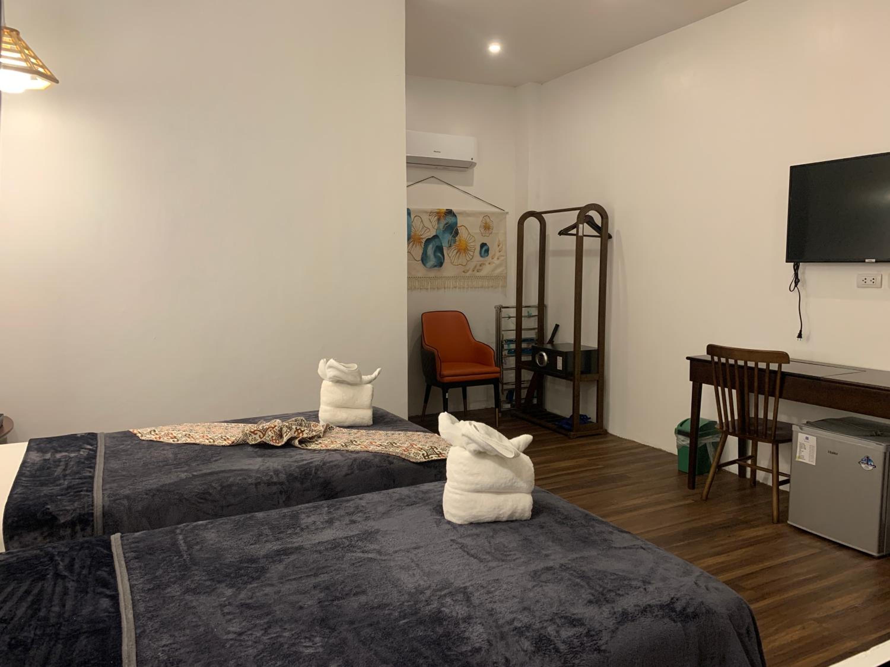 Standard Queen Room - Photo 13