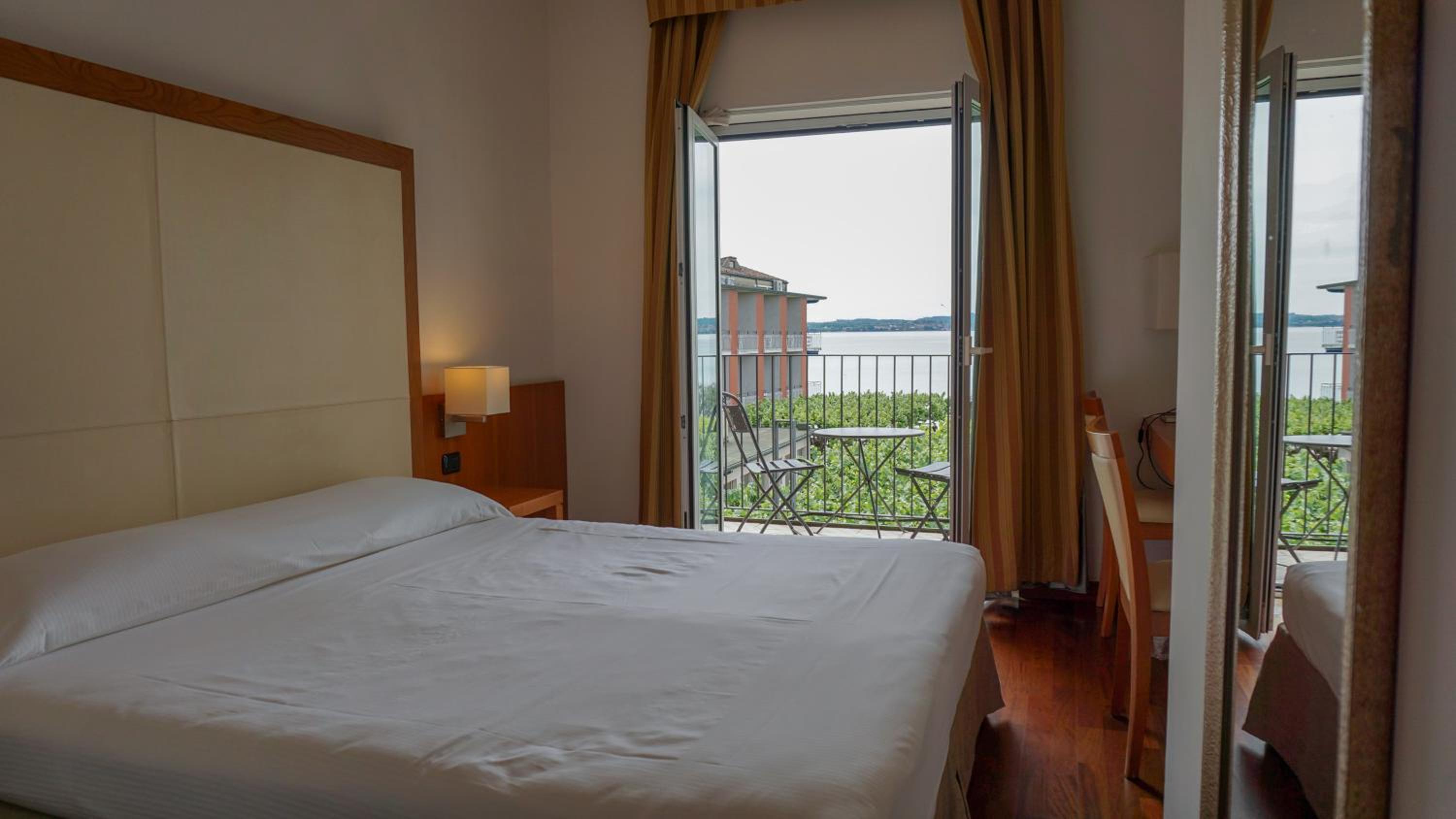 Superior Double or Twin Room with Balcony and Lake View - Photo 8