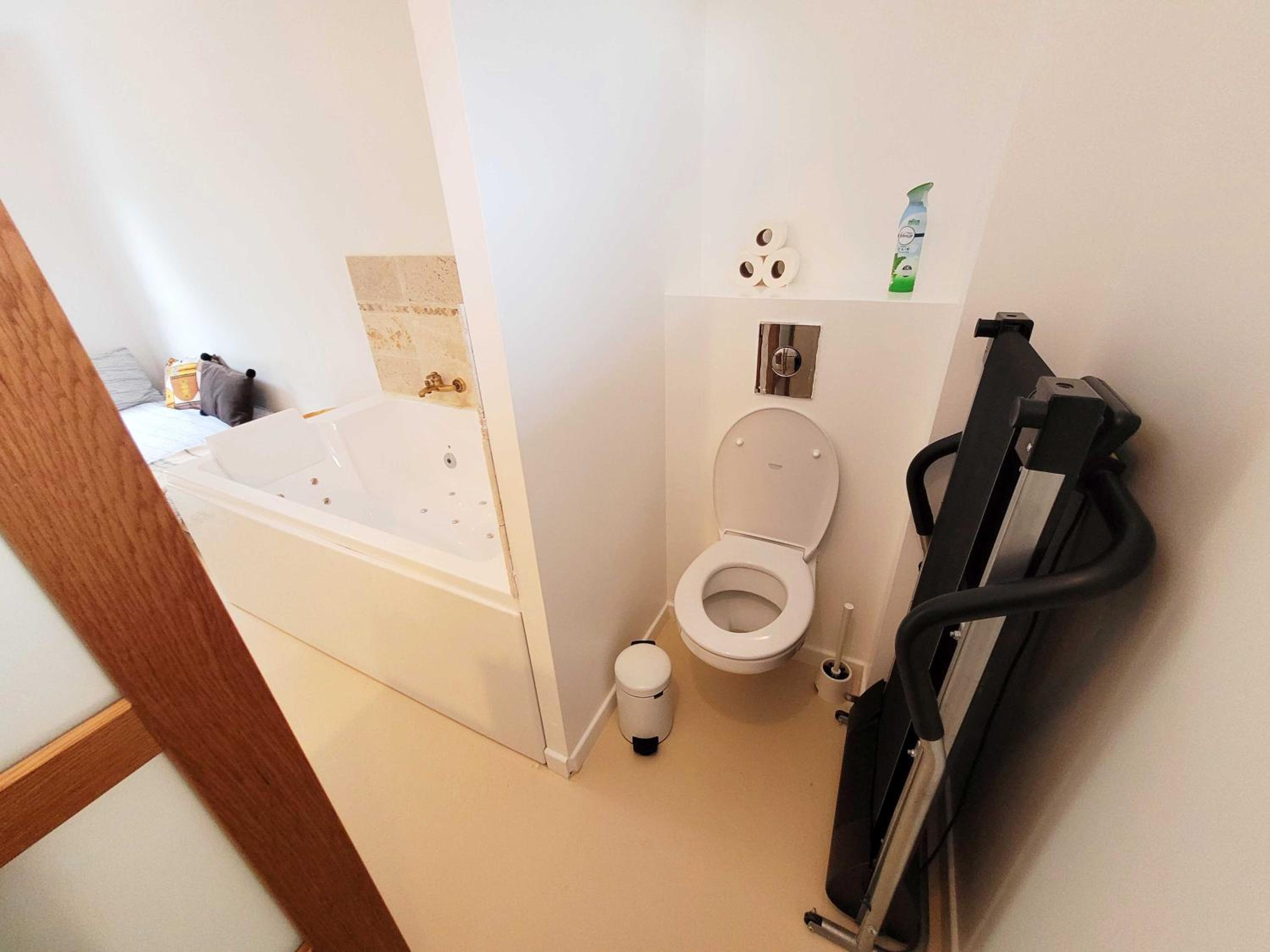 Suite with Hot Tub - Photo 2