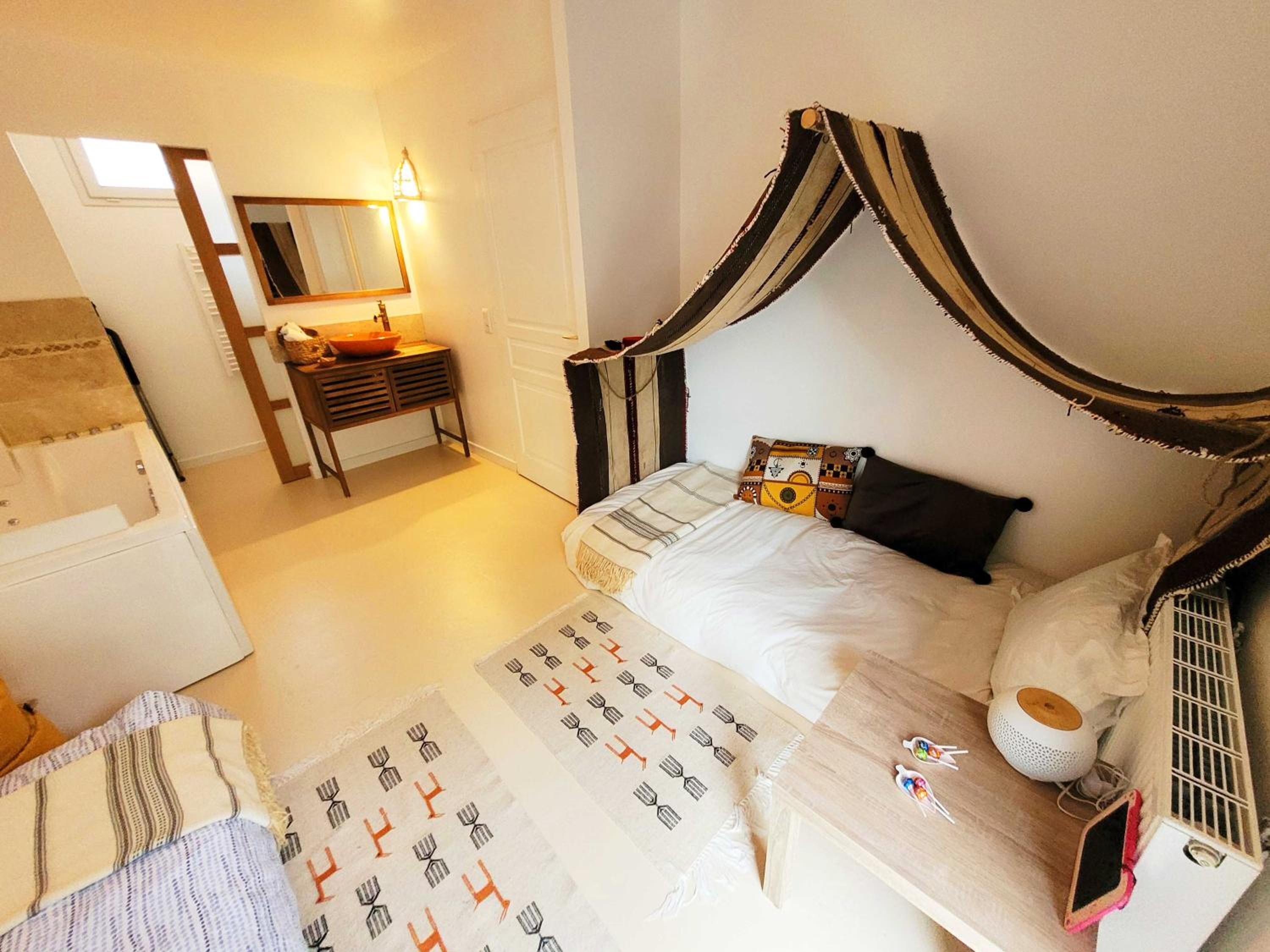 Suite with Hot Tub - Photo 4