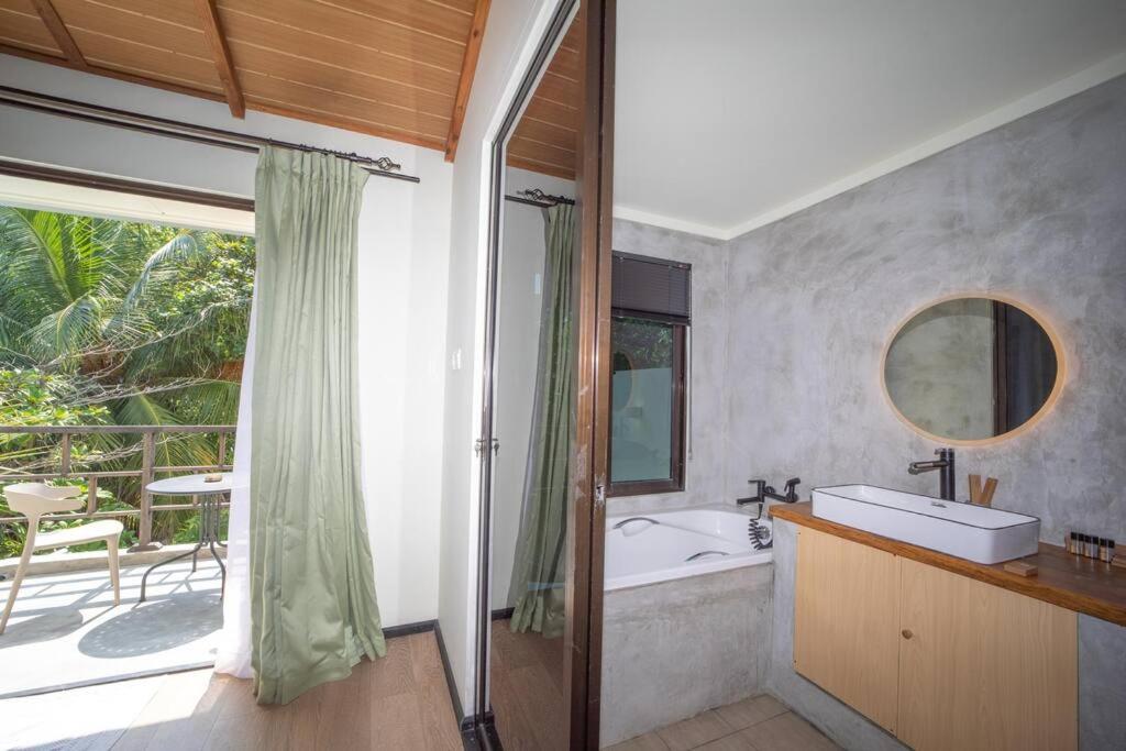Deluxe Double Room with Balcony and Sea View photo 2