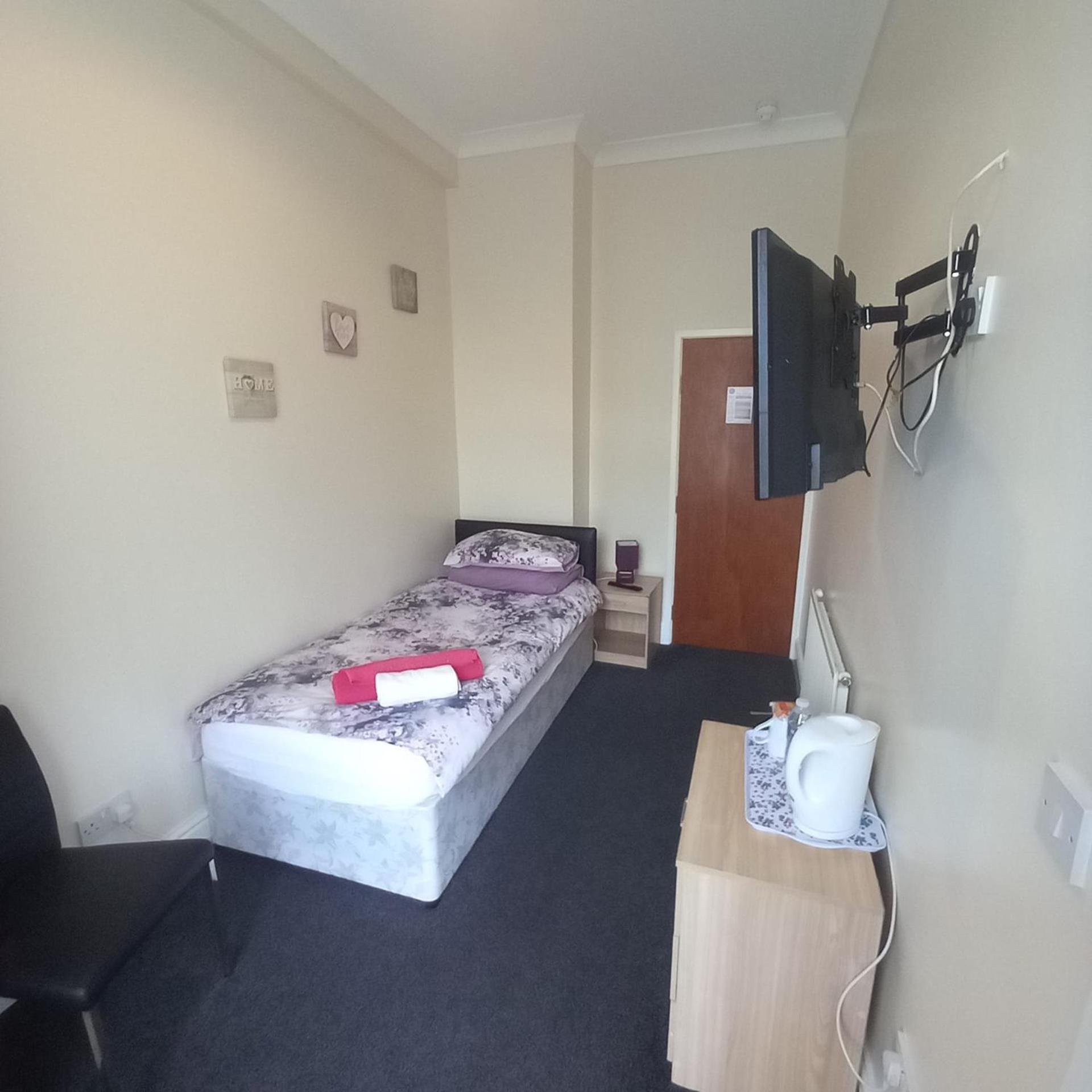 Single Room with Private Bathroom photo 1