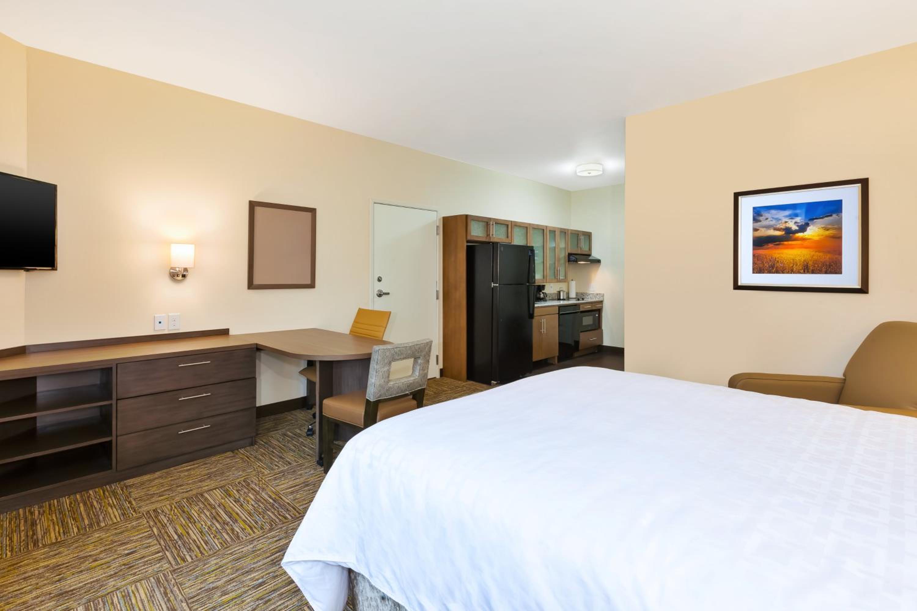 One Bedroom King Room with Hearing Accessibility - Non-Smoking - Photo 3