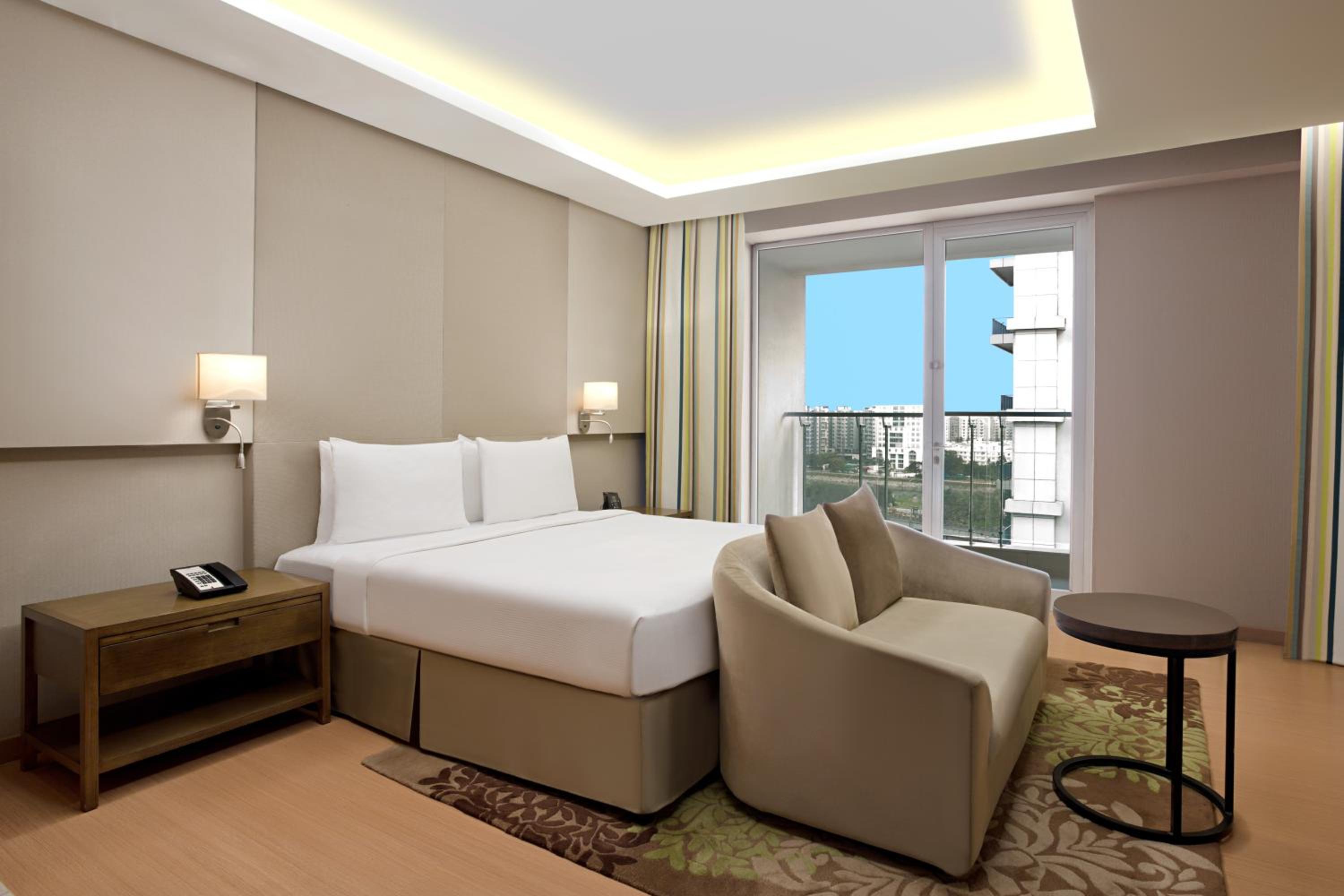 King Bed Studio with Balcony photo 2