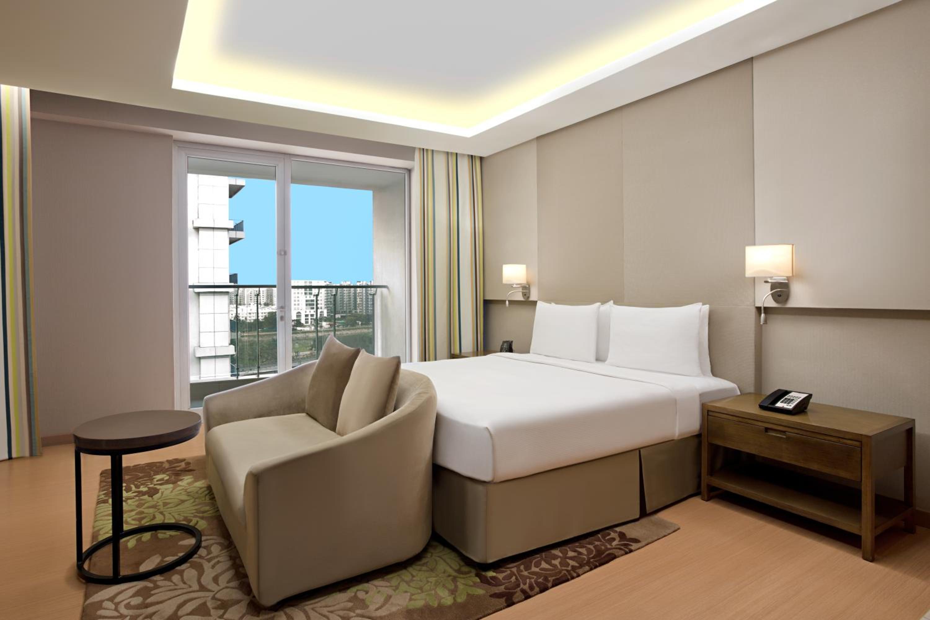 King Bed Deluxe Studio with Balcony photo 3