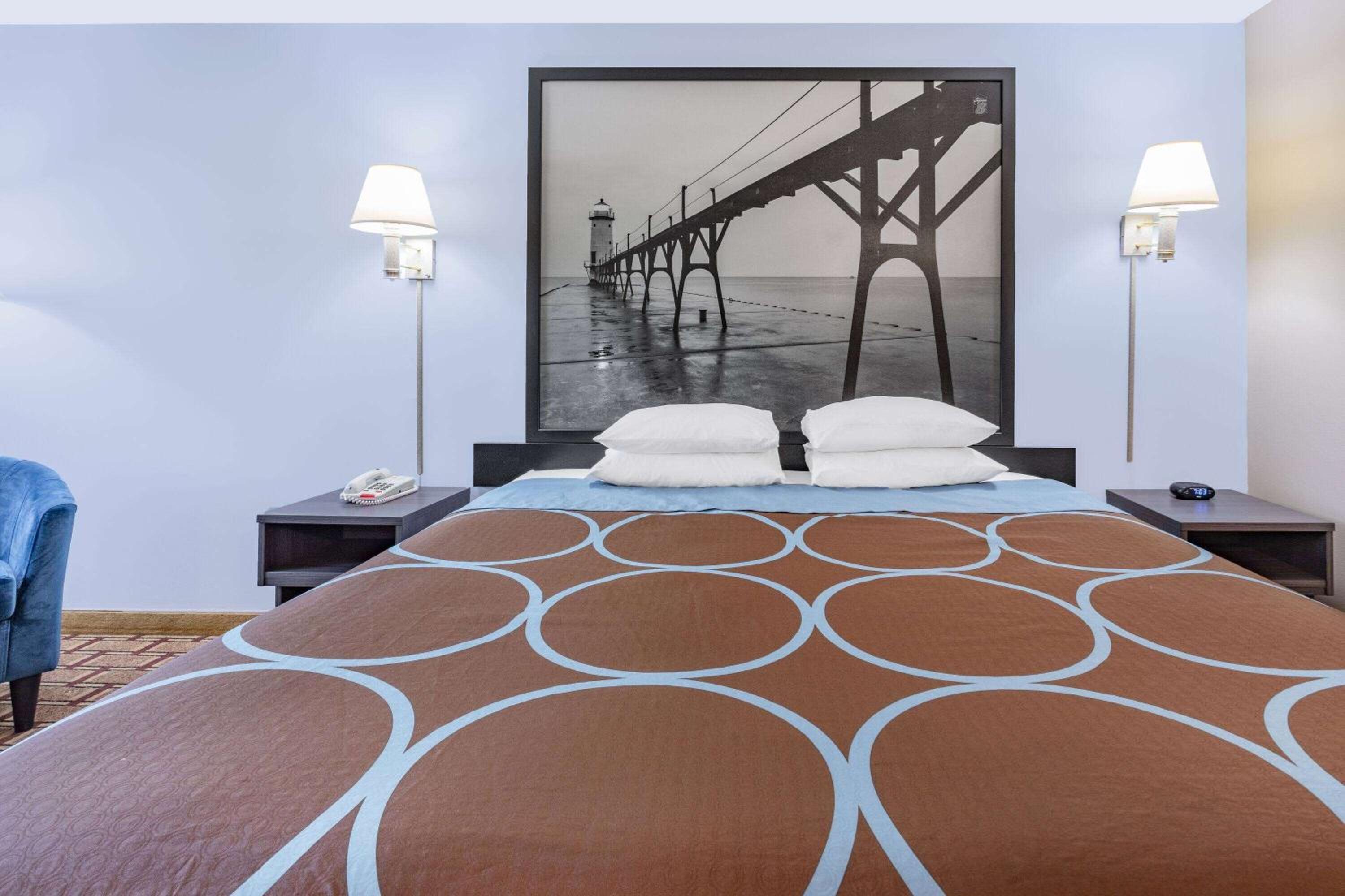 King Room with Interior Entrance - Mobility Accessible/Non-Smoking - Photo 6
