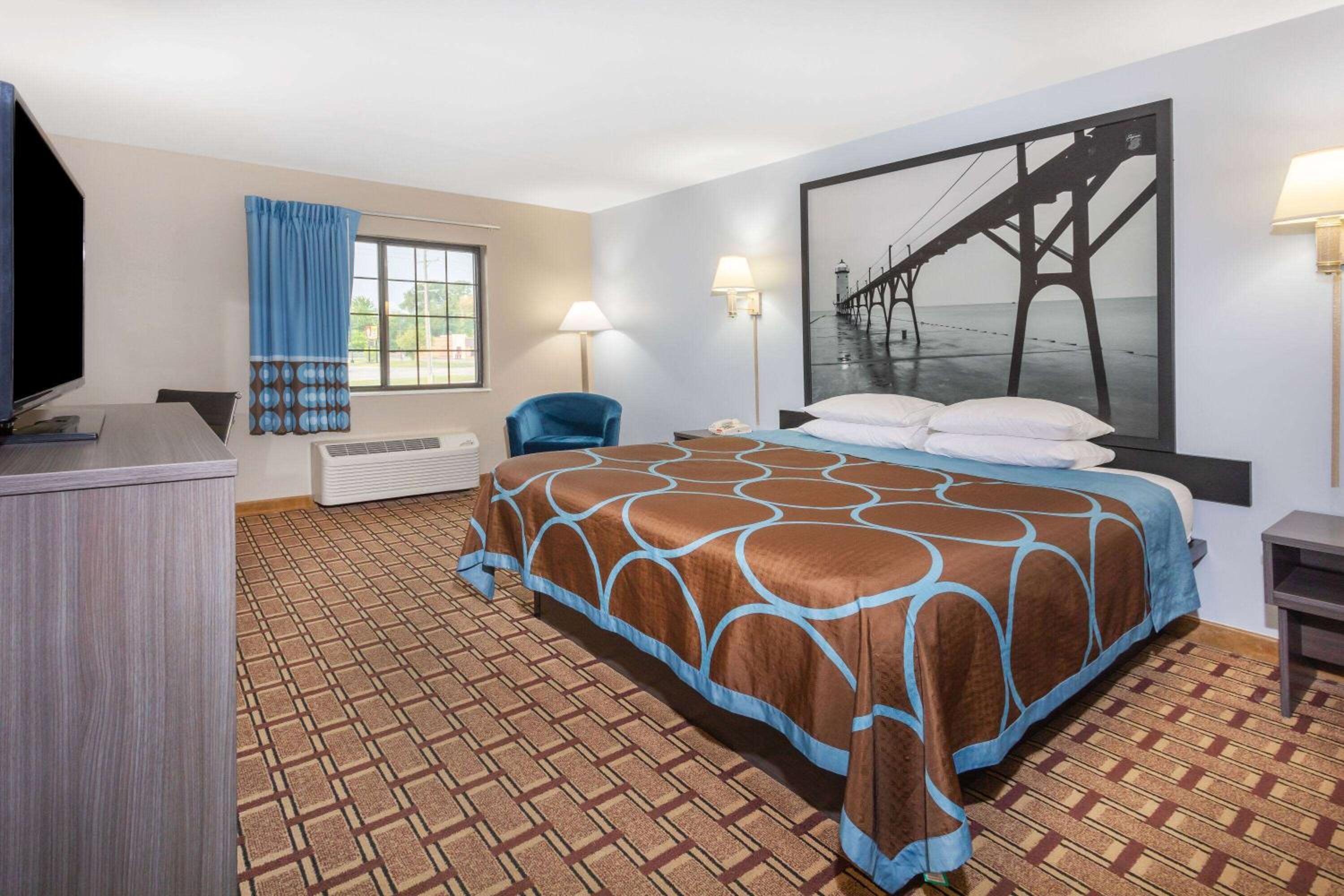 King Room with Interior Entrance - Mobility Accessible/Non-Smoking - Photo 1