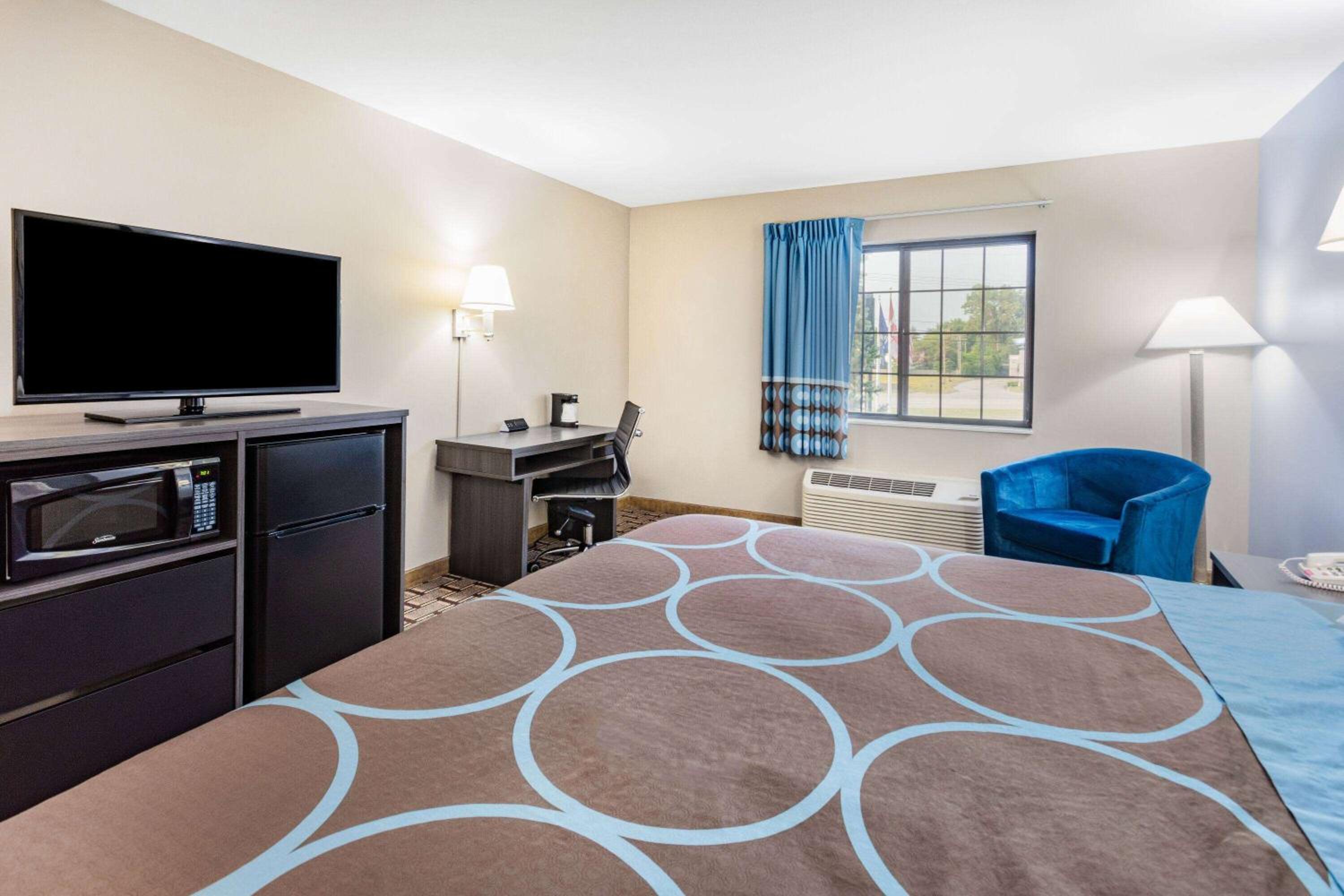 King Room with Bath Tub - Mobility Accessible/Non-Smoking  - Photo 4