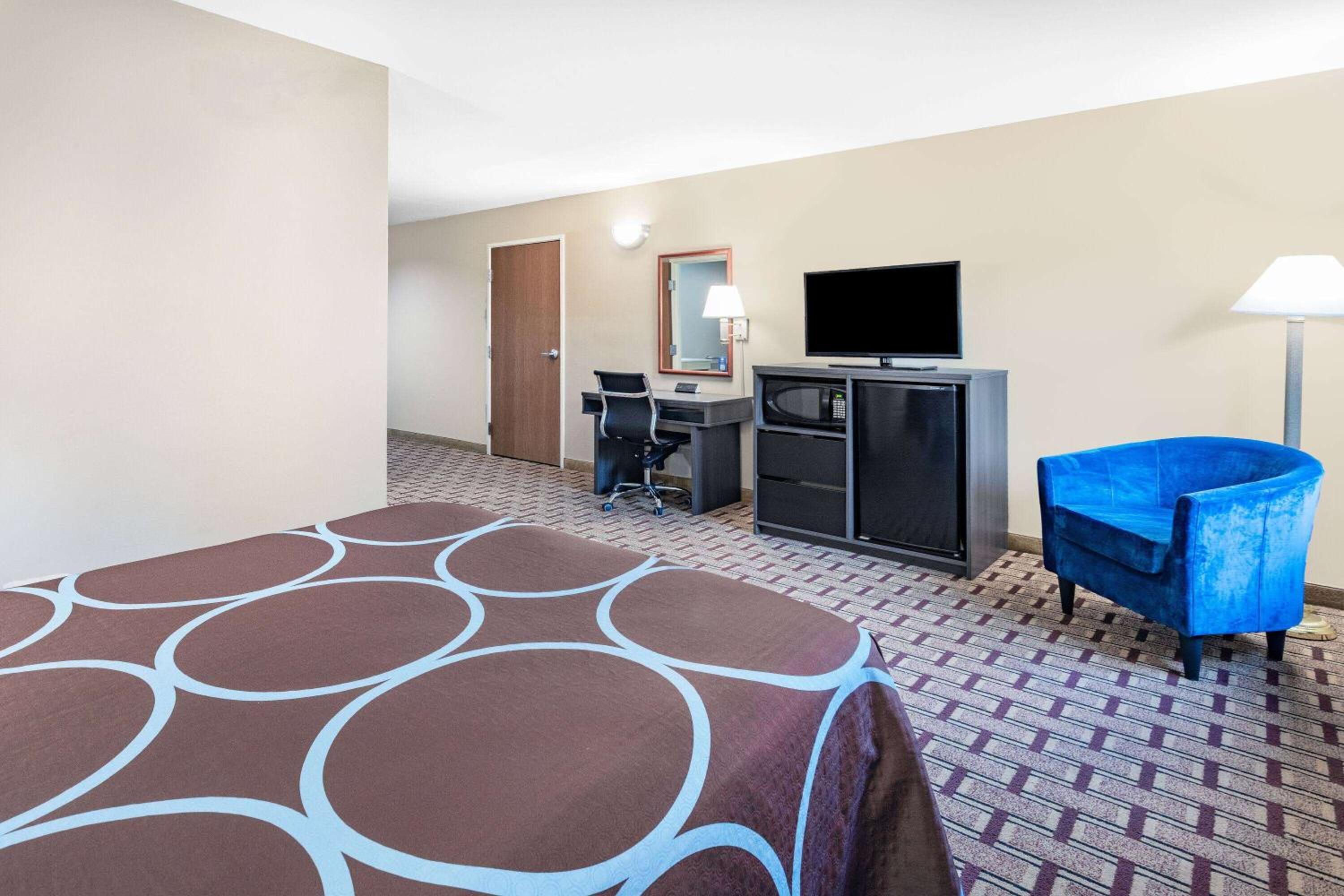 King Room with Interior Entrance - Mobility Accessible/Non-Smoking - Photo 4
