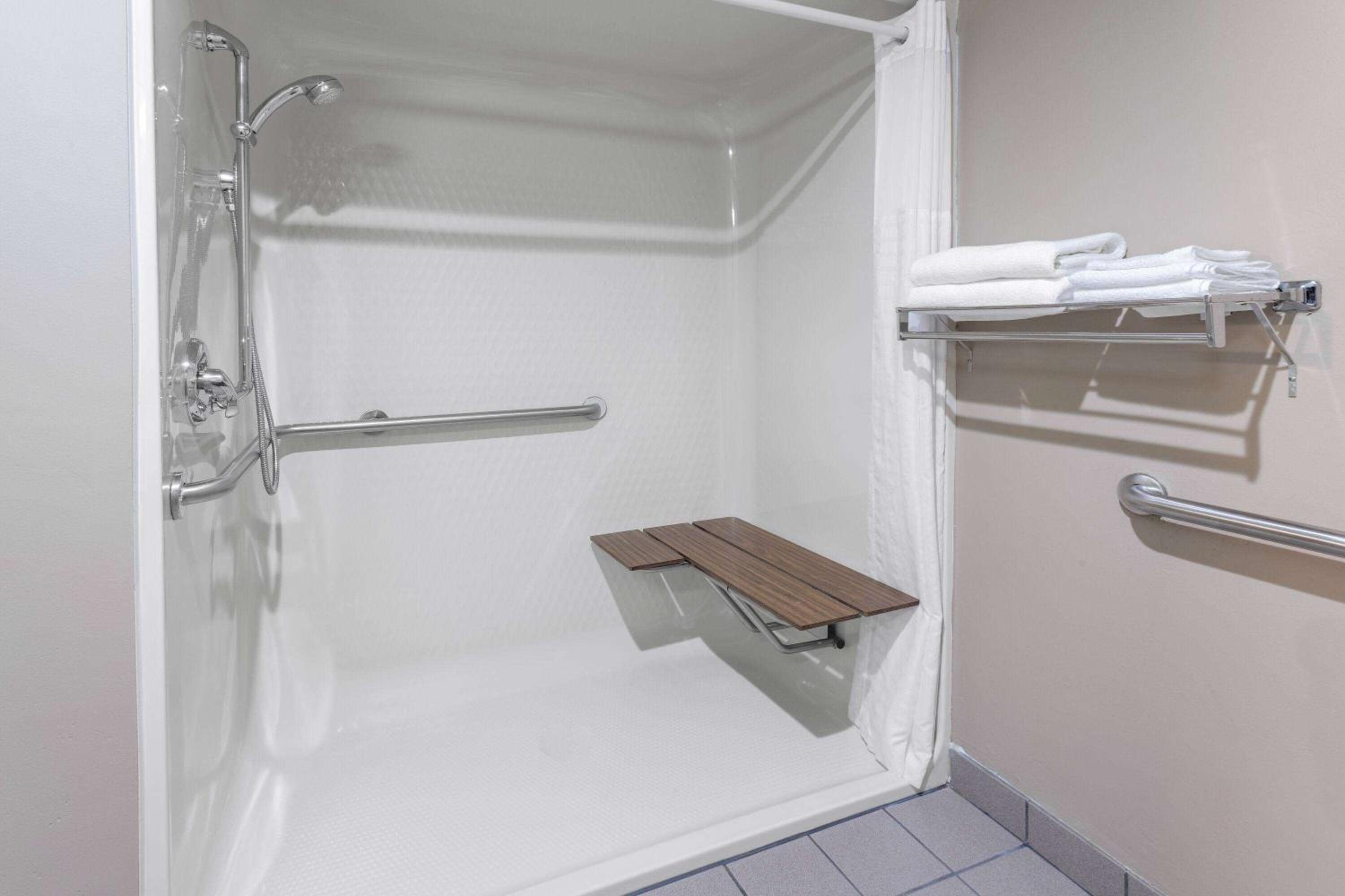 King Room with Interior Entrance - Mobility Accessible/Non-Smoking - Photo 5