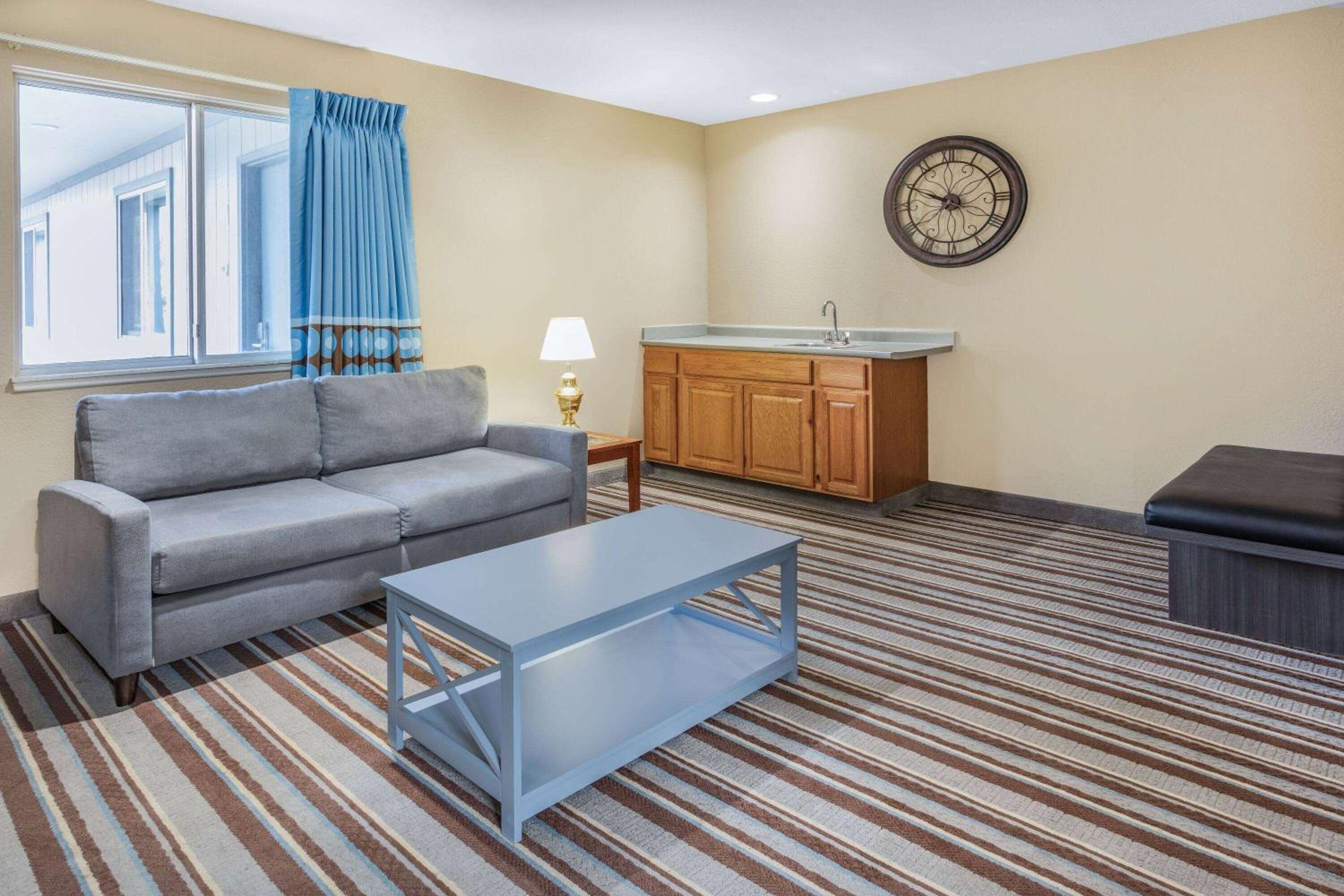Family Suite with Exterior Entrance - Non-Smoking photo 2