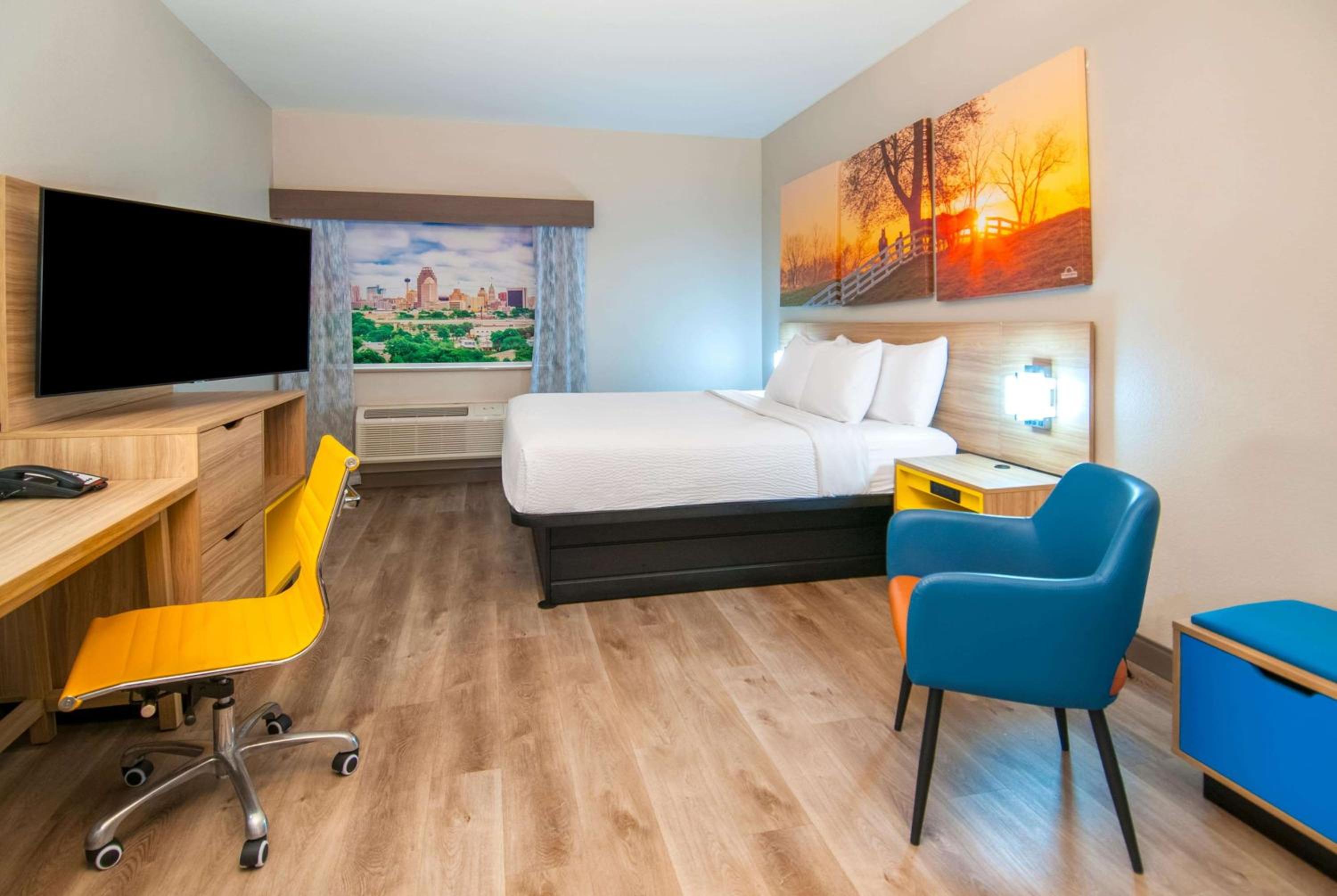 King Room - Non-Smoking - Photo 1