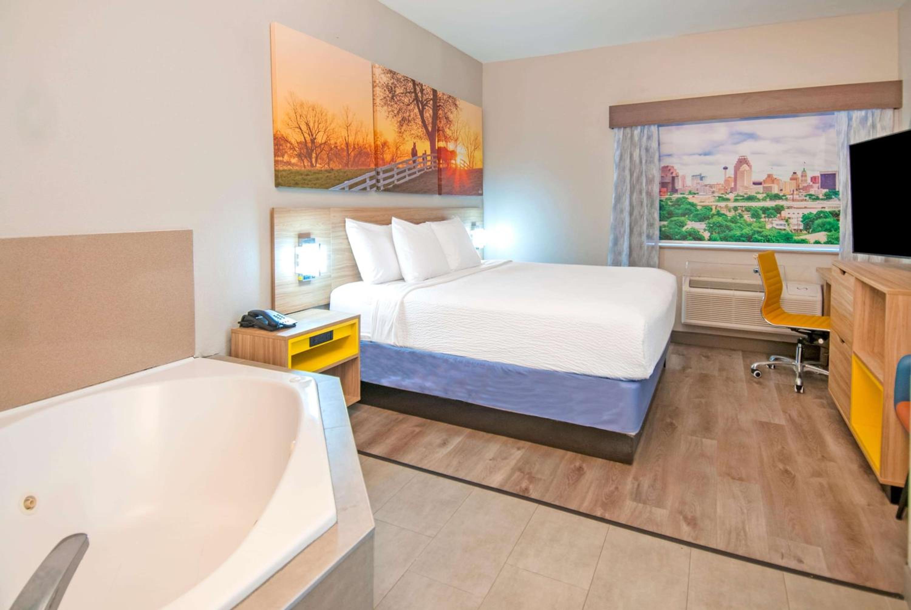 1 King Bed, Jetted Tub, Non-Smoking - Photo 1
