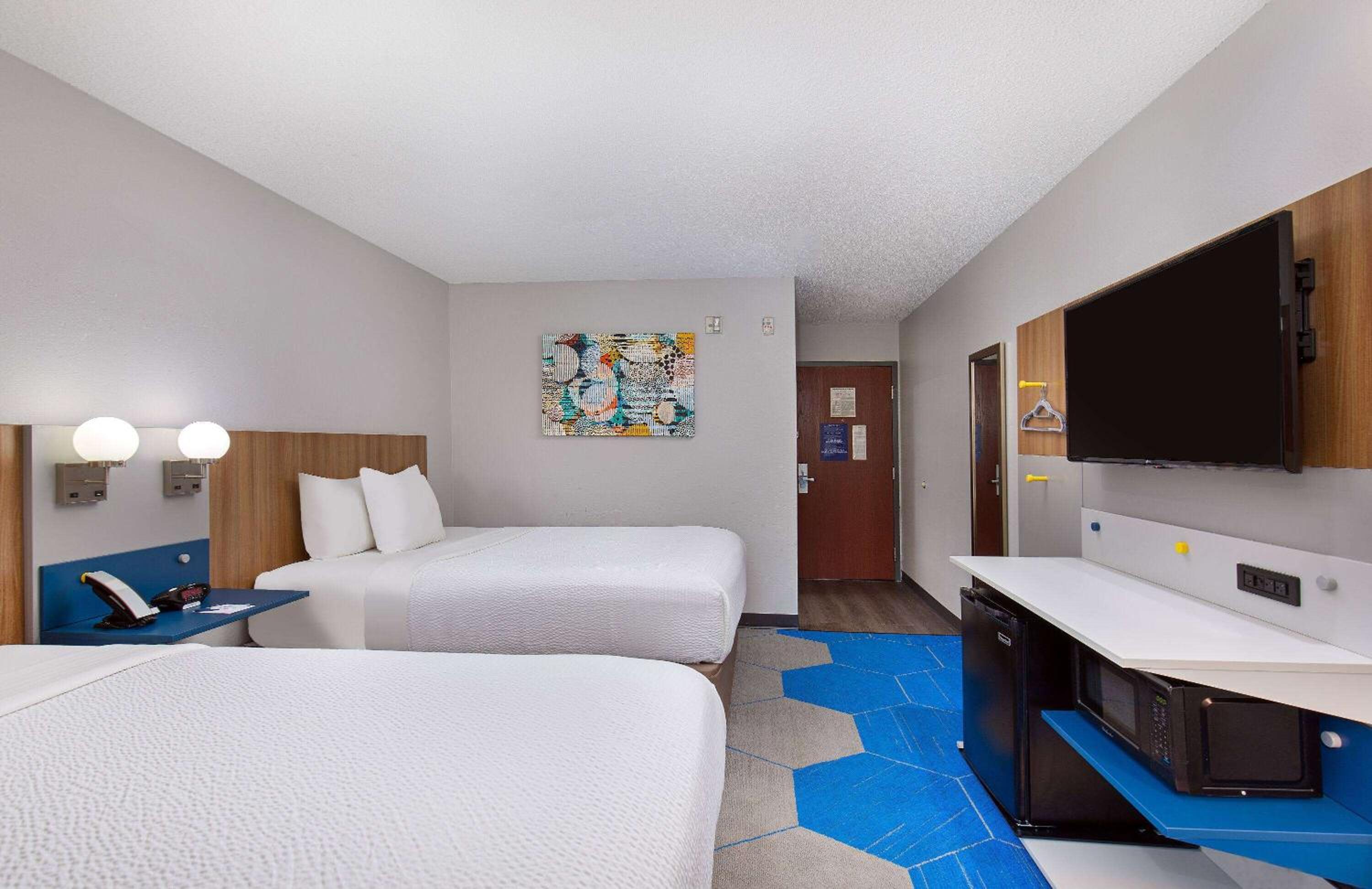 Queen Room with Two Queen Beds - Non-Smoking - Photo 1