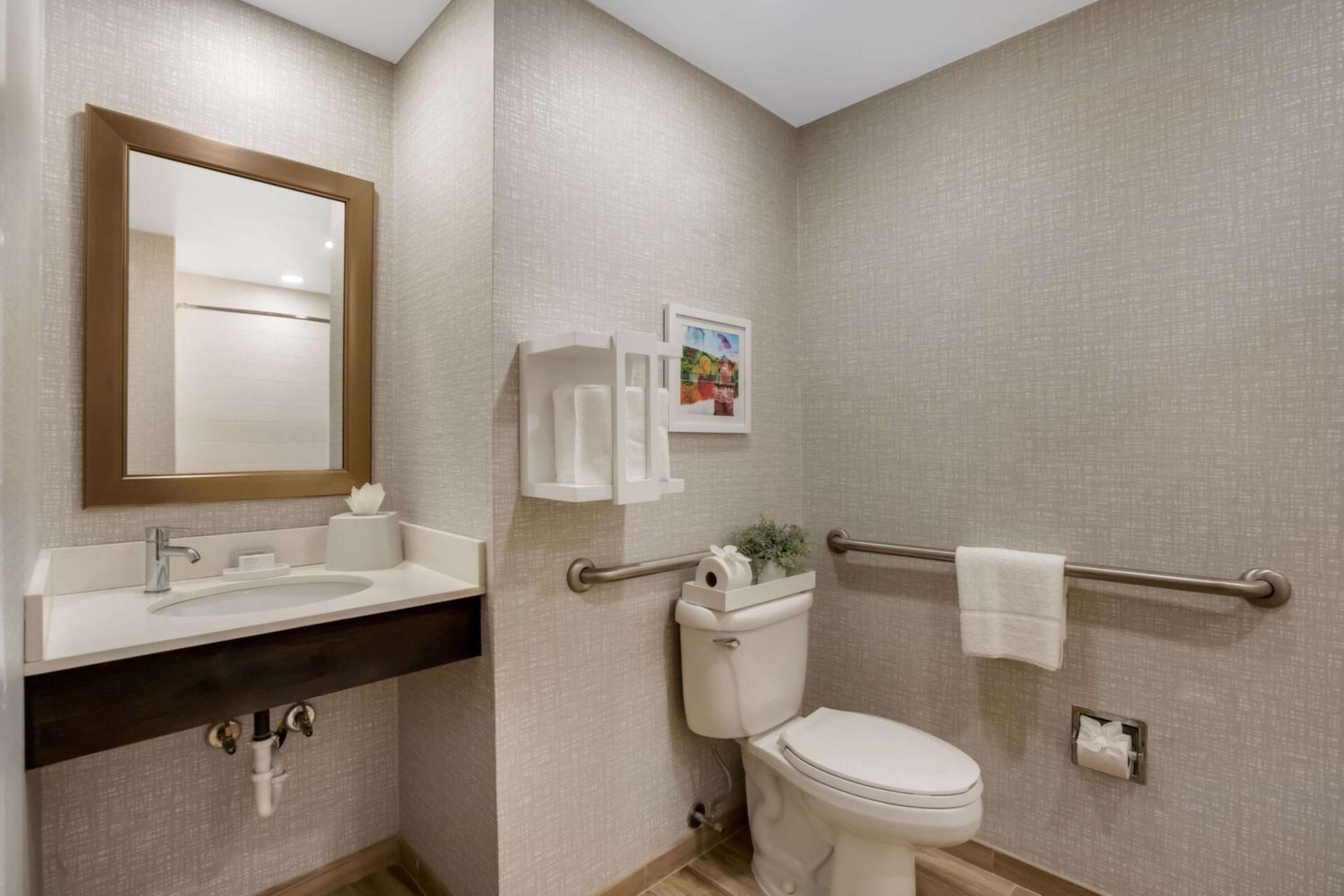Queen Room with Mobility Access/Non-Smoking - Photo 2