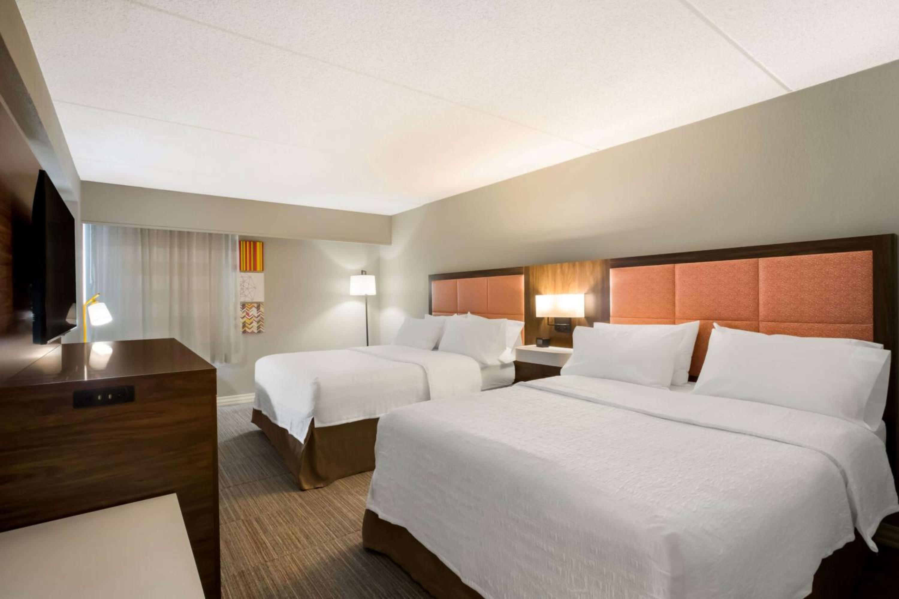 Queen Room with Two Queen Beds - Non-Smoking - Photo 3