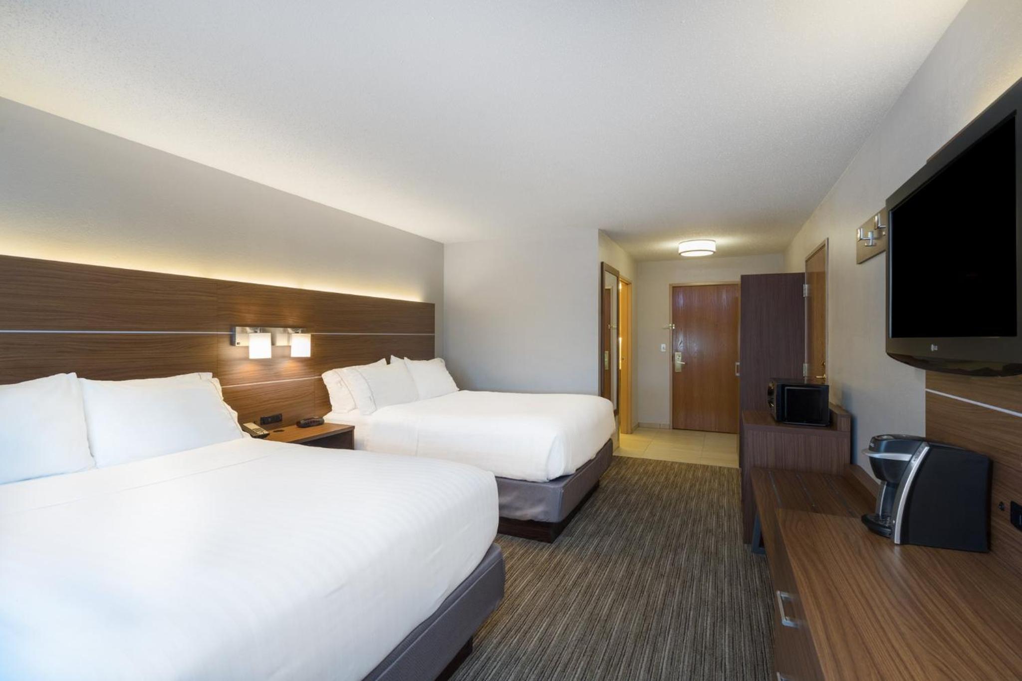 Standard Double Queen Room - Non-Smoking - Photo 2