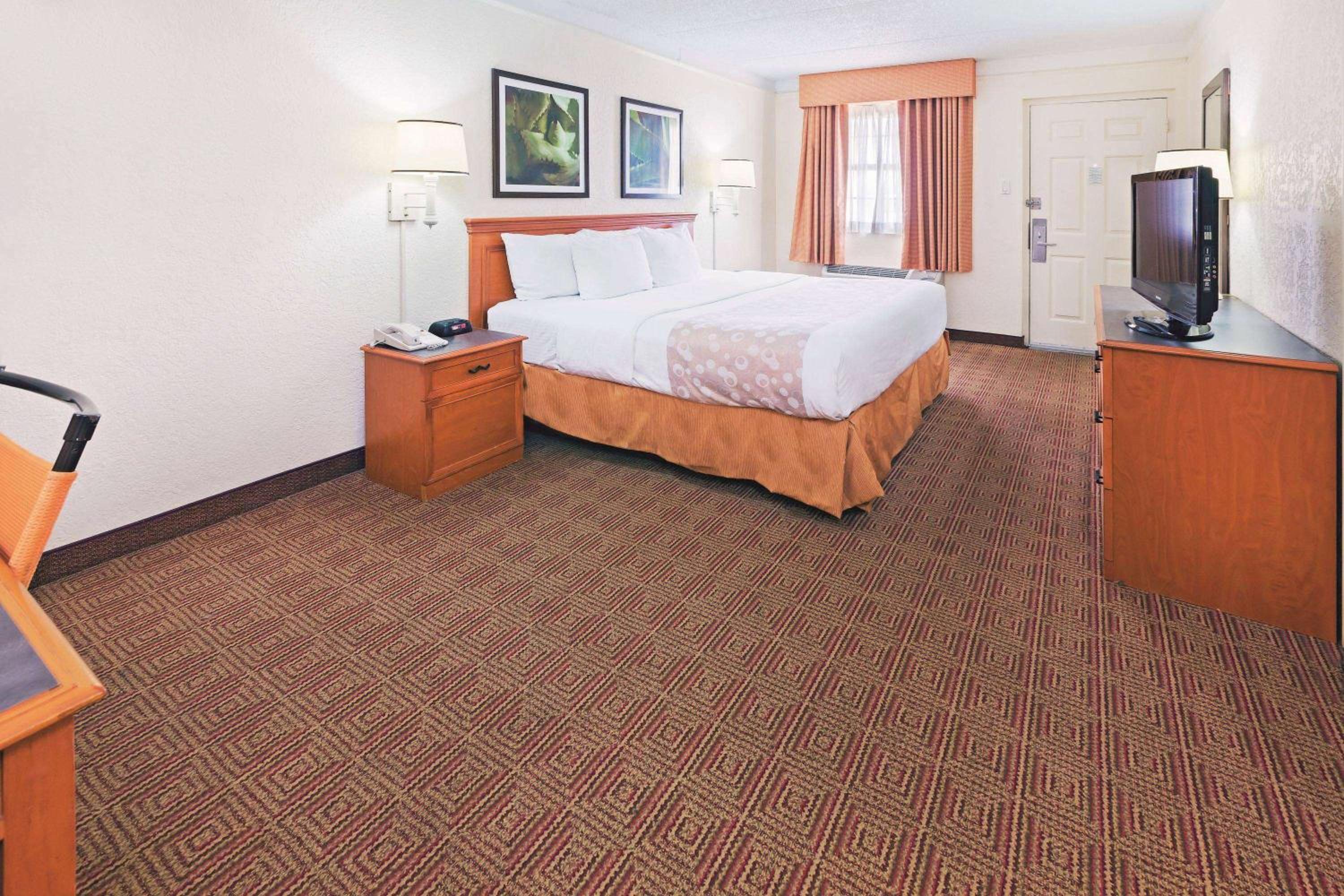 King Room With Roll-In Shower - Mobility/Hearing Accessible - Non-Smoking