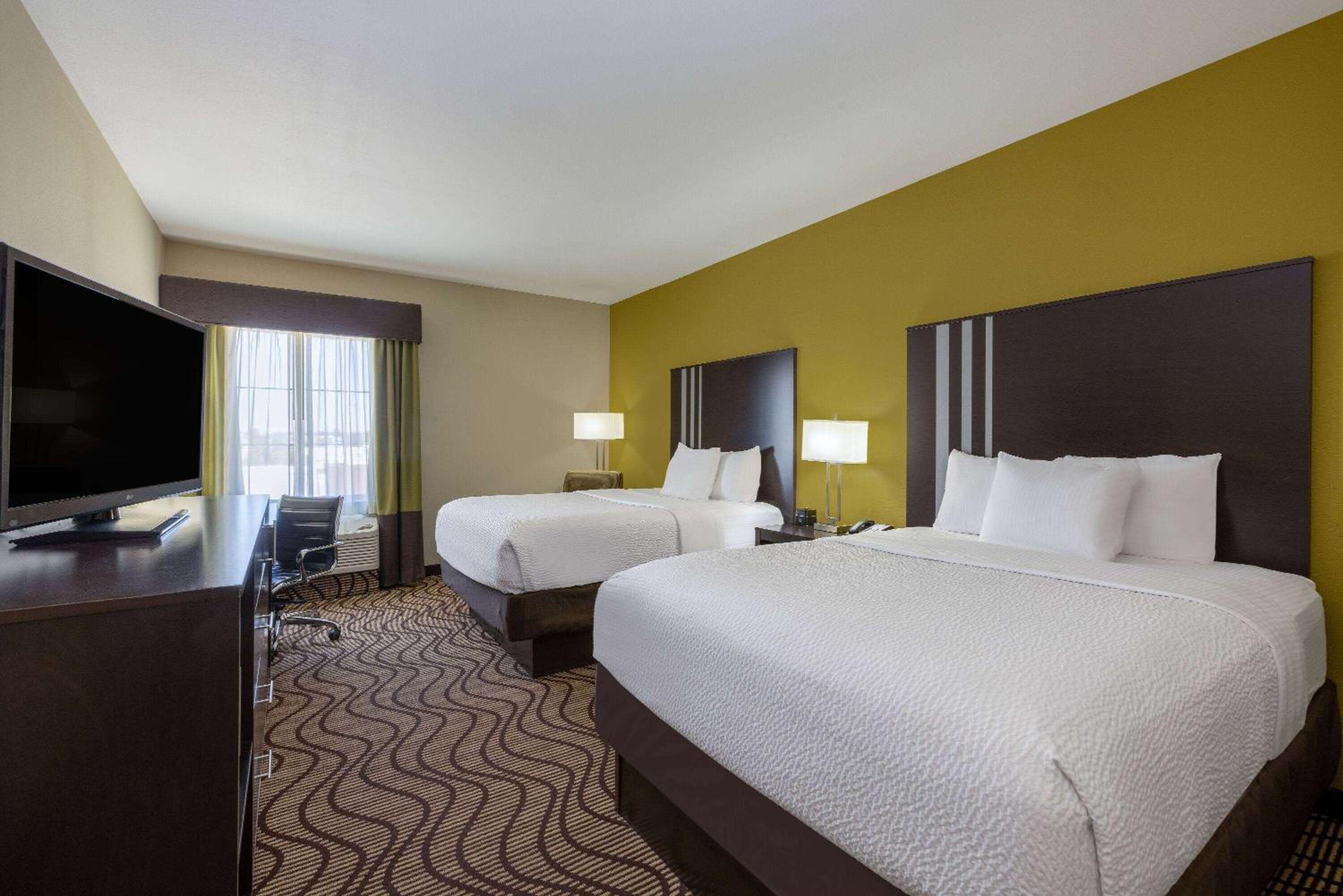 Queen Room with Two Queen Beds photo 2