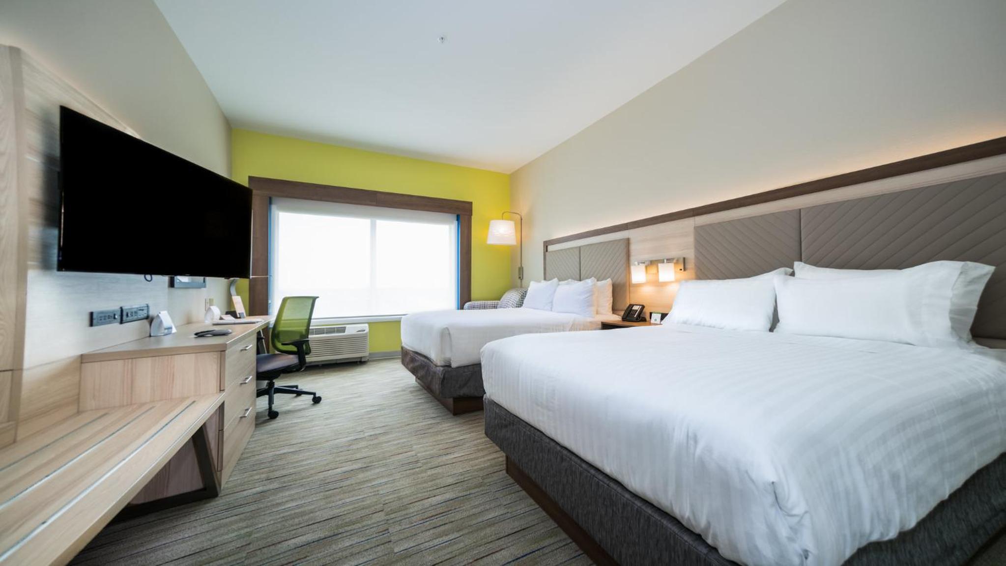 Standard Queen Room with Two Queen Beds photo 2