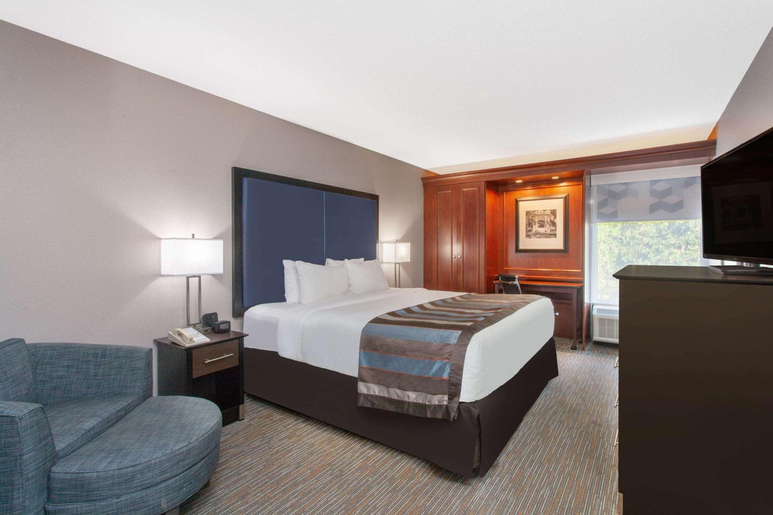 King Room - Non-Smoking photo 2