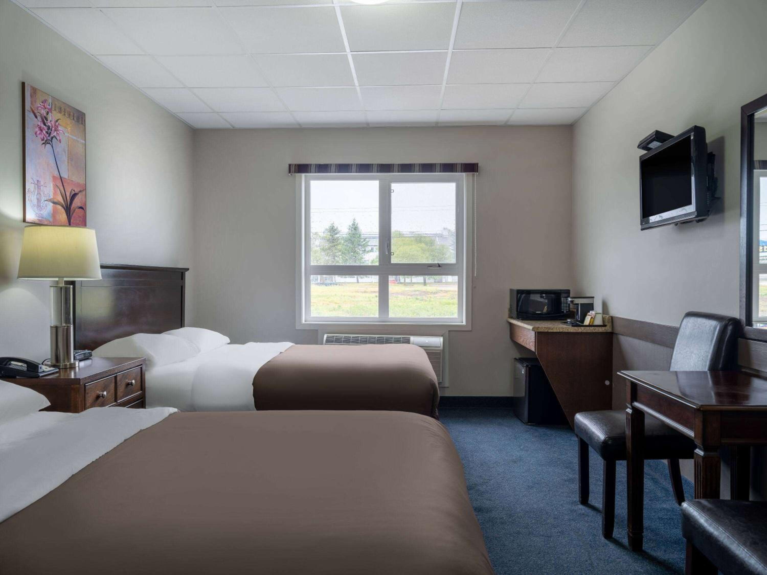 Queen Room with Two Queen Beds - Mobility Access/Non-Smoking - Photo 1