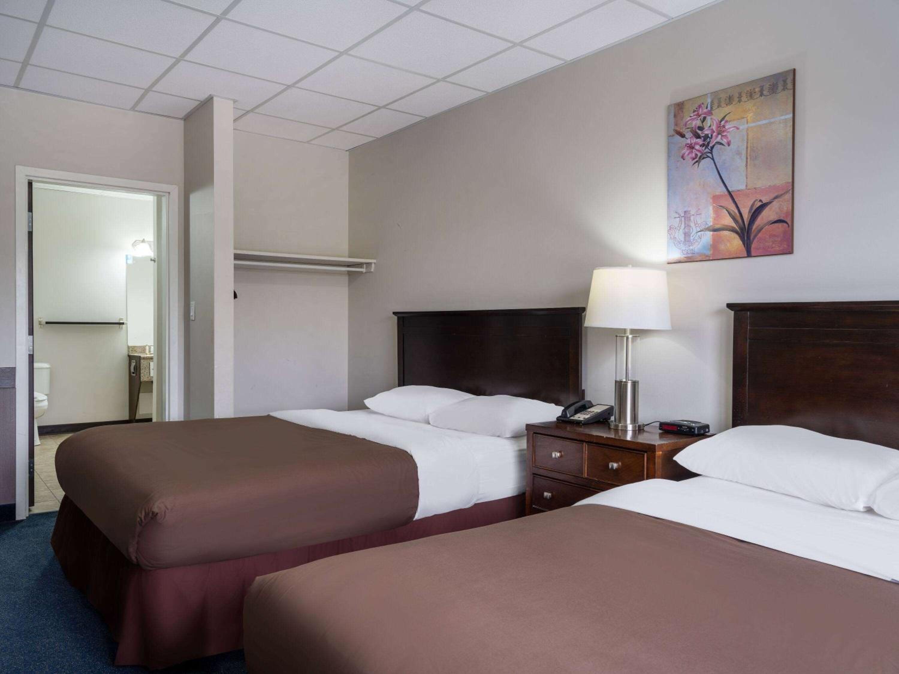 Queen Room with Two Queen Beds - Mobility Access/Non-Smoking - Photo 4