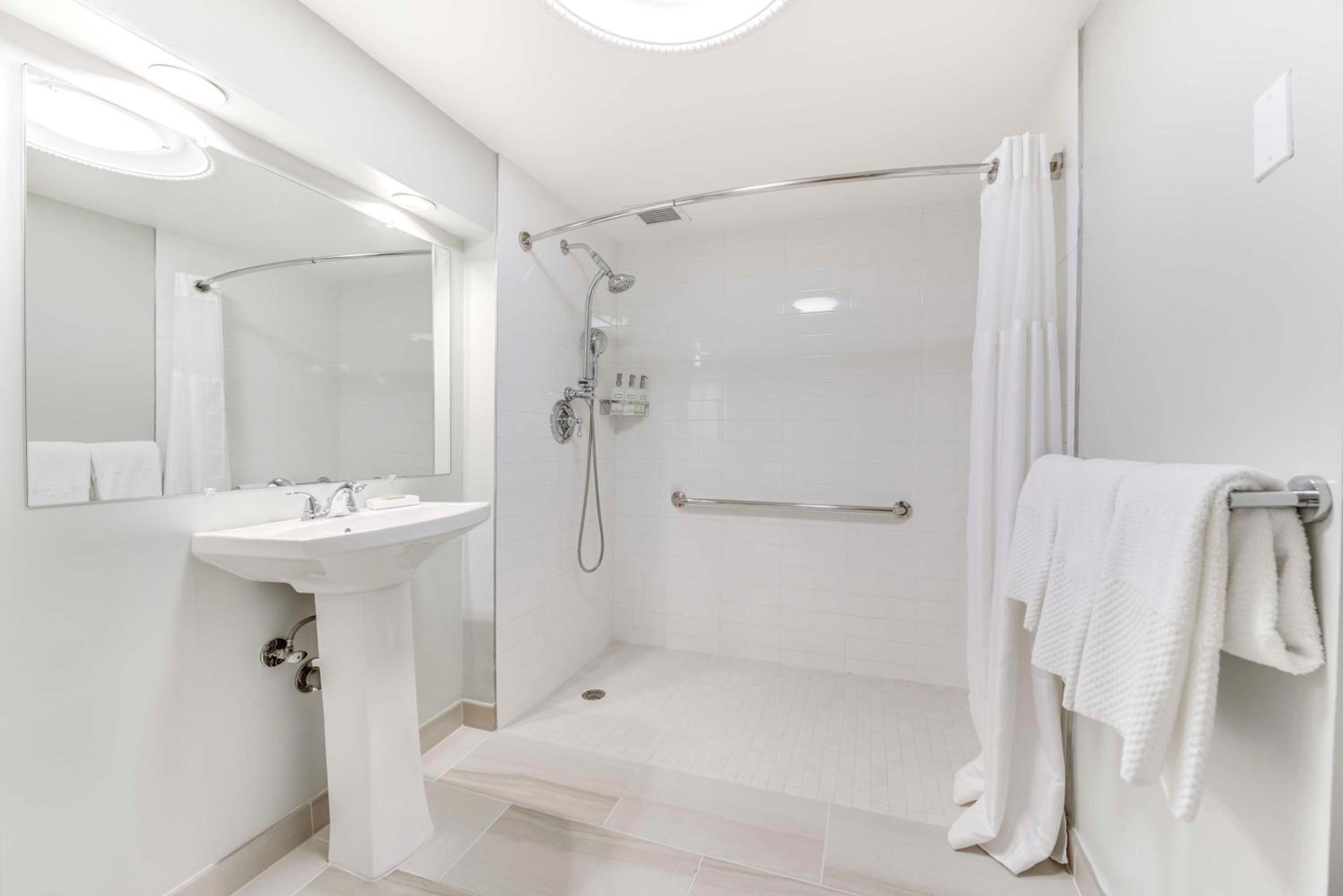 King Room with Accessible Tub - Mobility Access - Photo 3