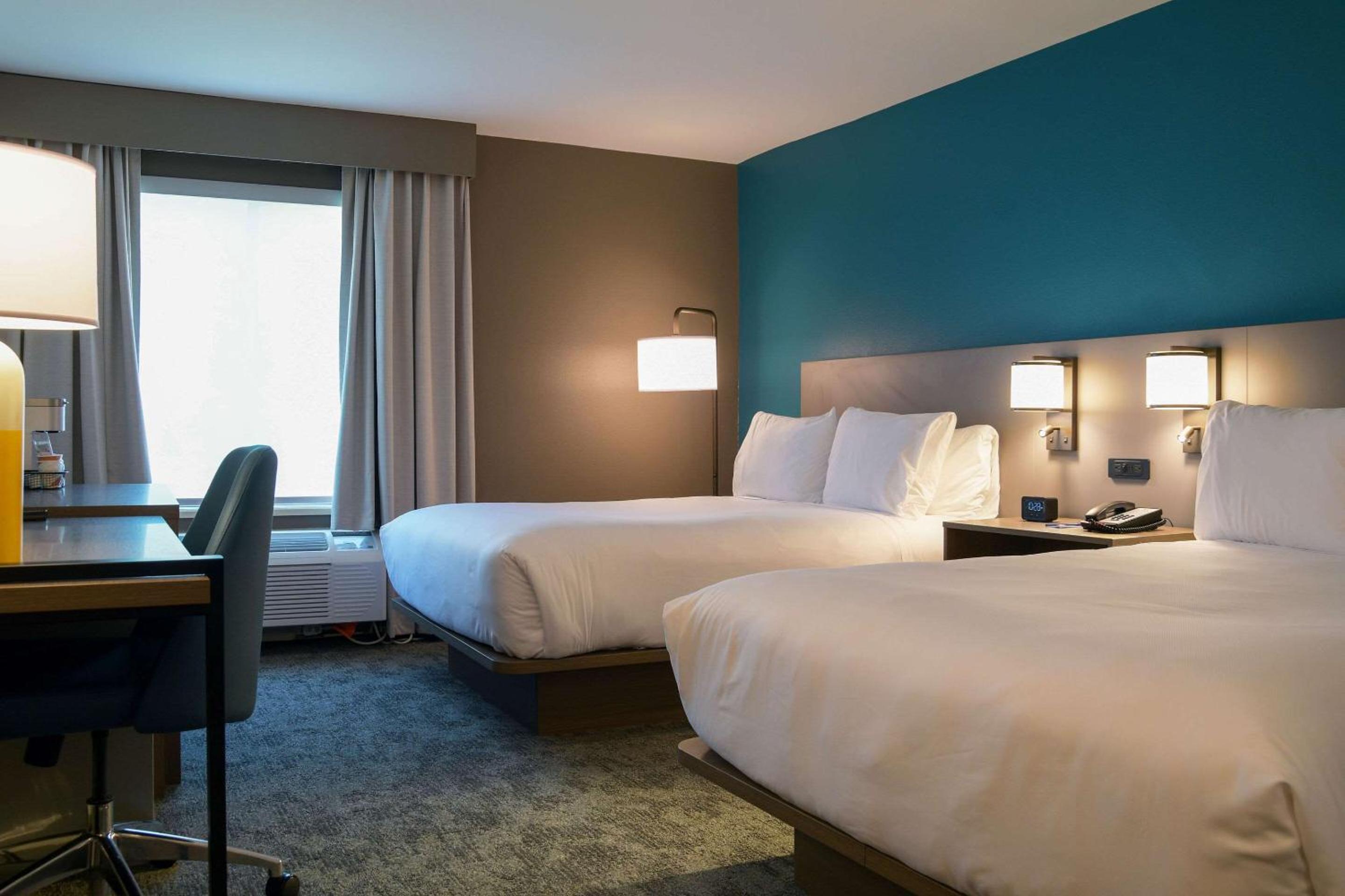 Standard Queen Room with Two Queen Beds - Non Smoking  - Photo 2