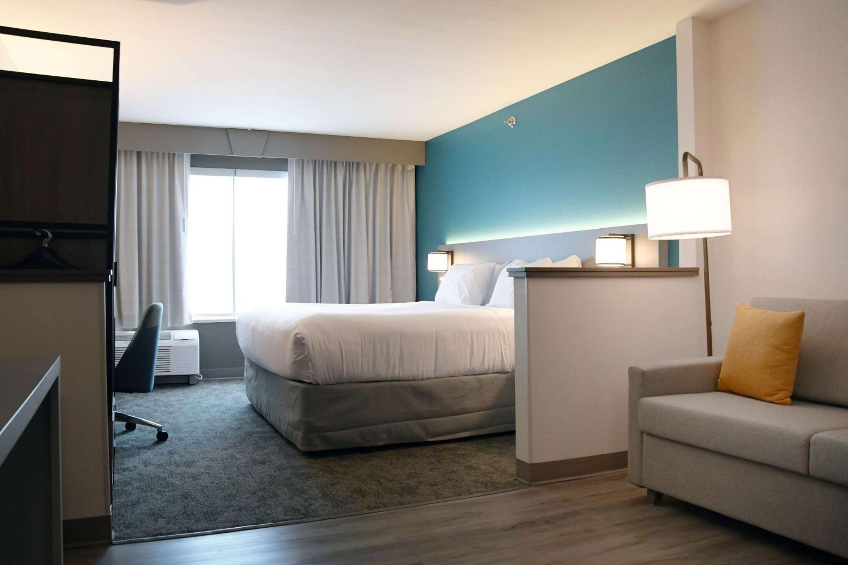King Suite with Sofa Bed - Non Smoking - Photo 7