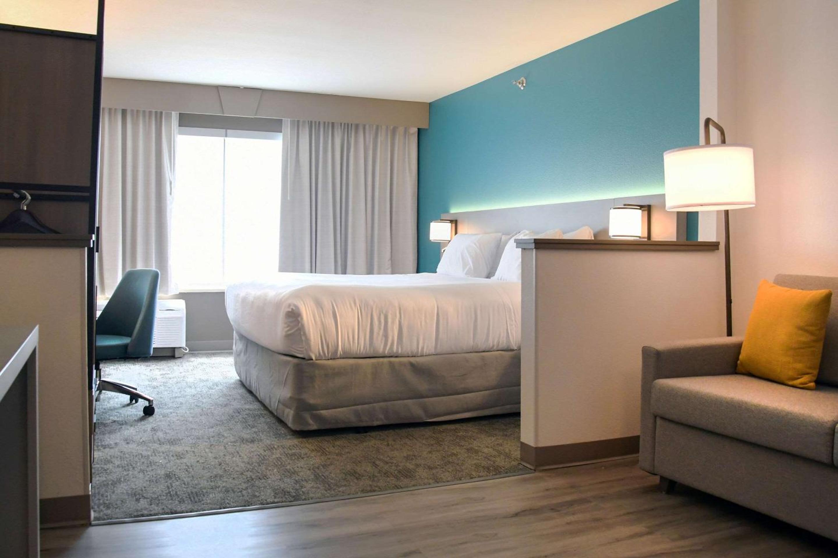 King Suite with Sofa Bed - Non Smoking - Photo 6