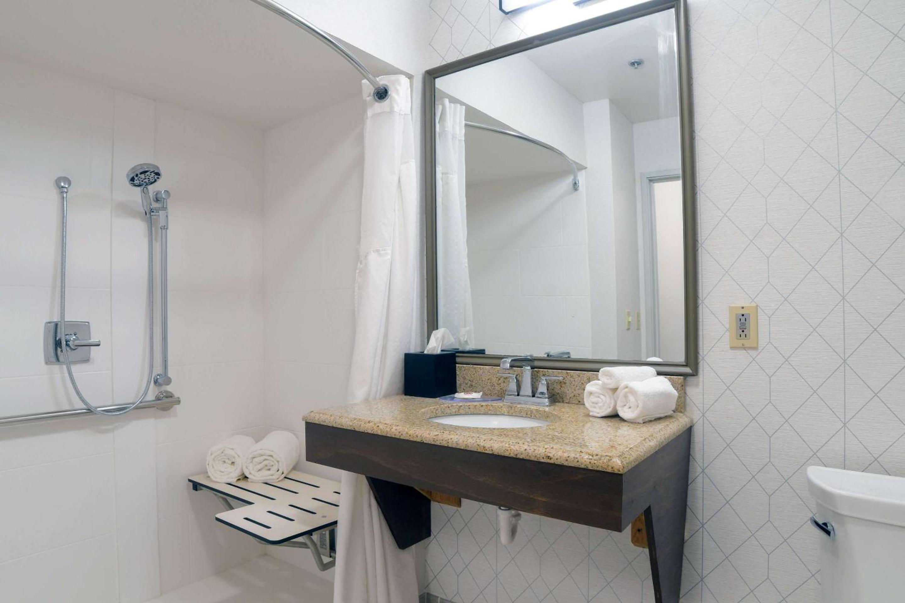 King Suite - Accessible/Non Smoking - Photo 5