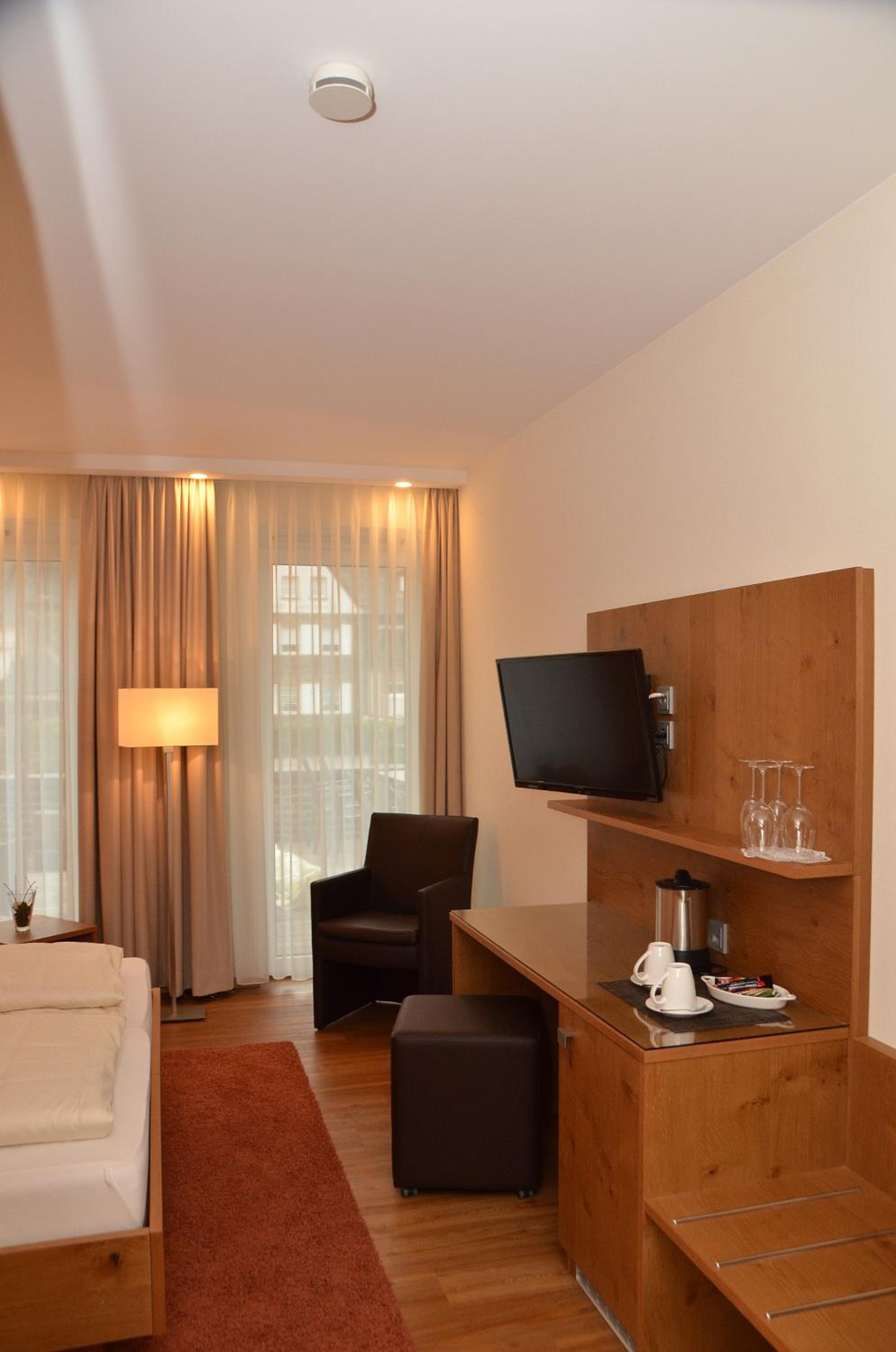 Double Room with Balcony - Photo 3