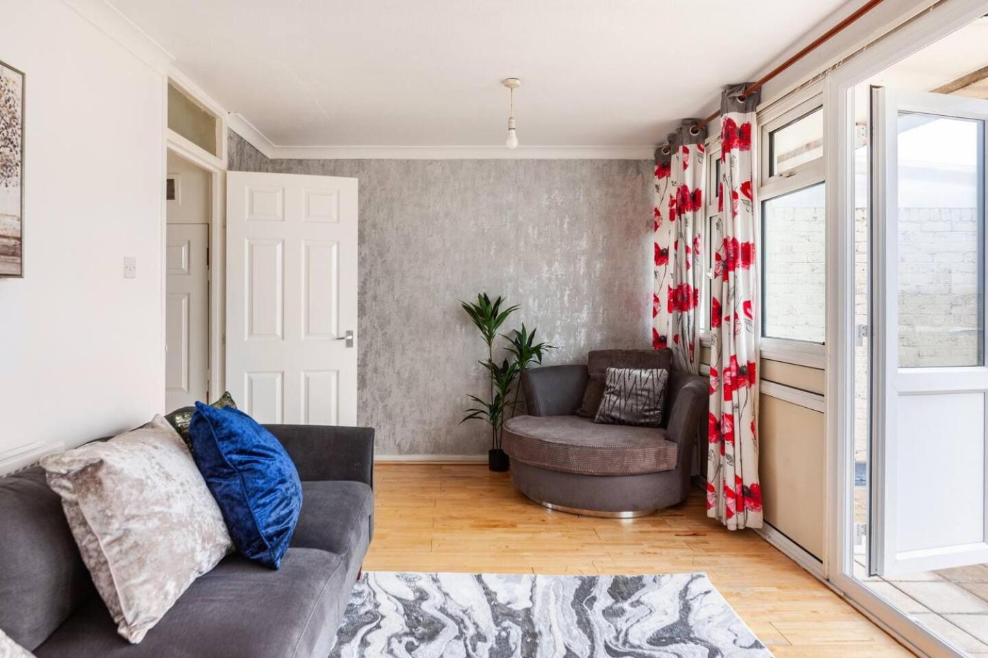 Two-Bedroom House photo 3