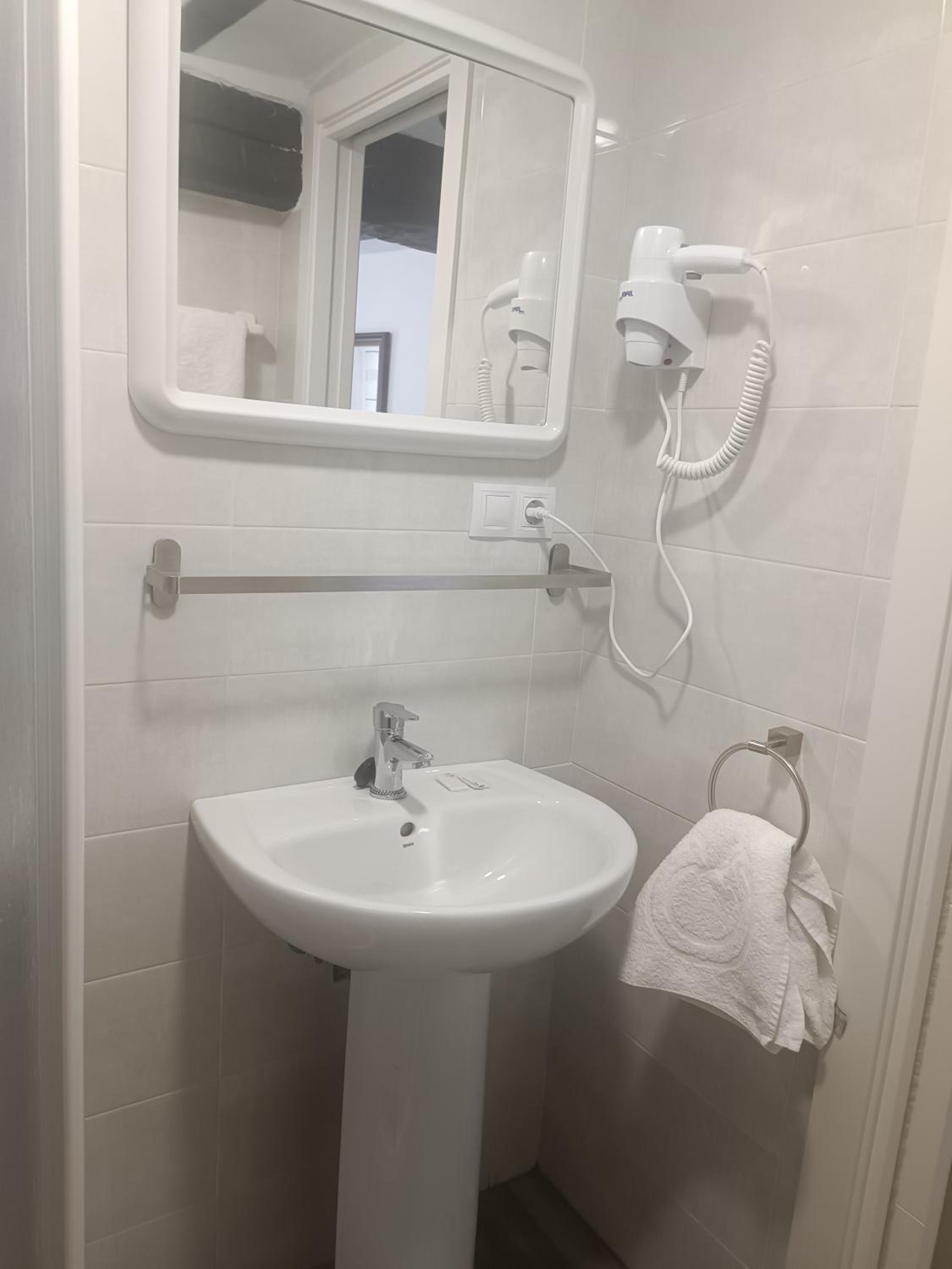 Twin Room with Private Bathroom photo 3