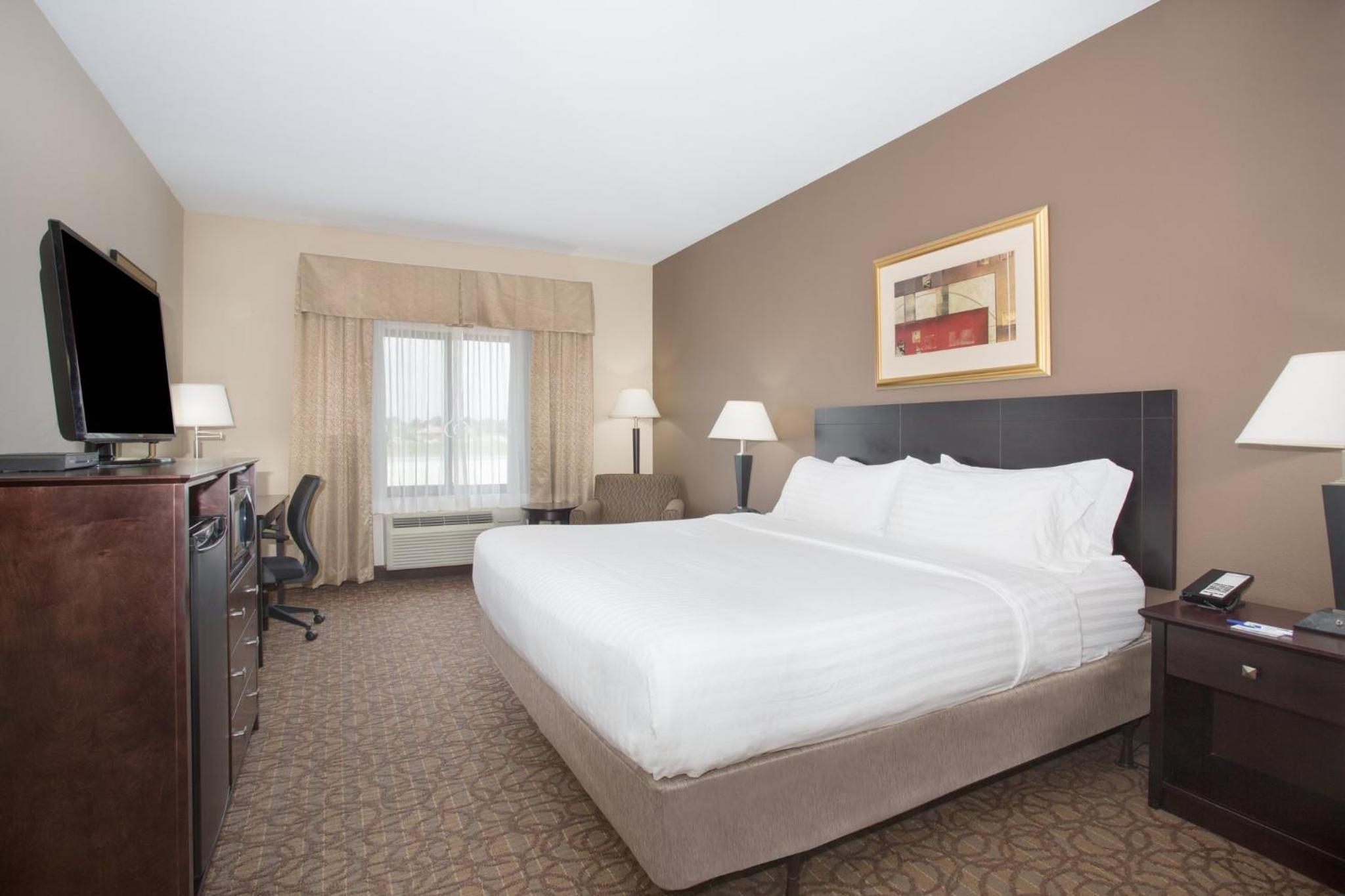 Standard King Room - Photo 5