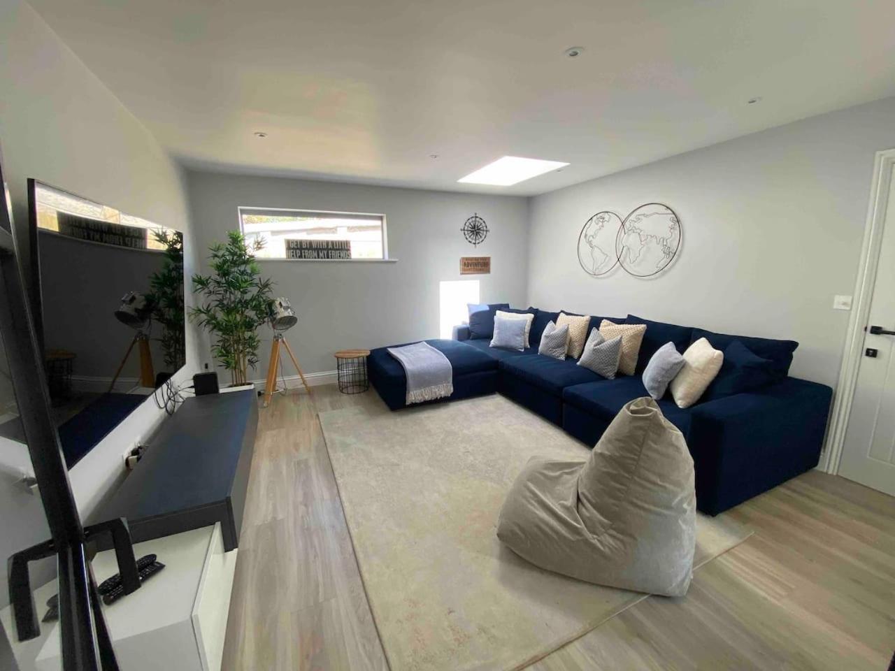 Three-Bedroom House photo 3