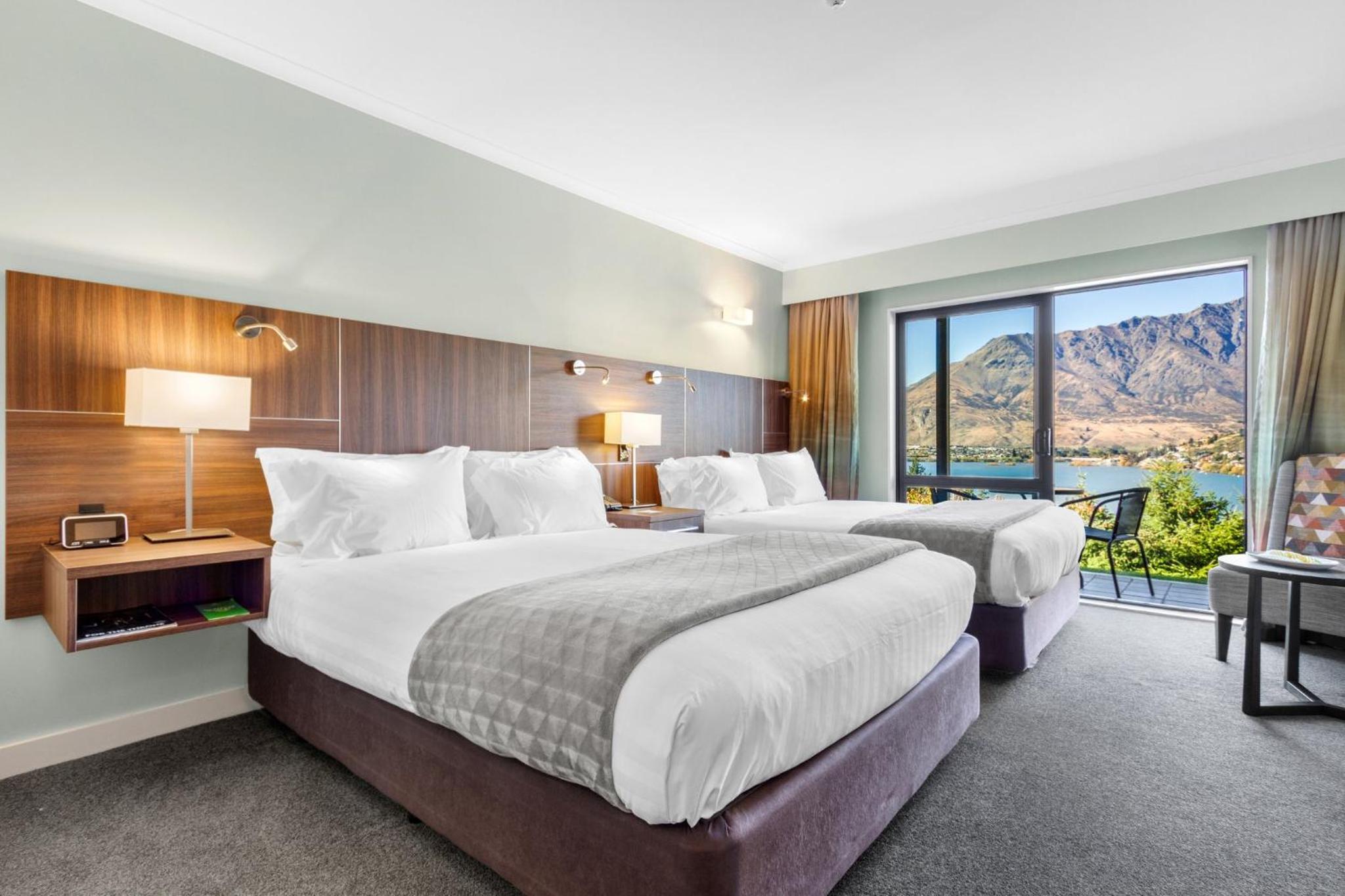 Premium Double Room with Two Double Beds and Lake View - Photo 5