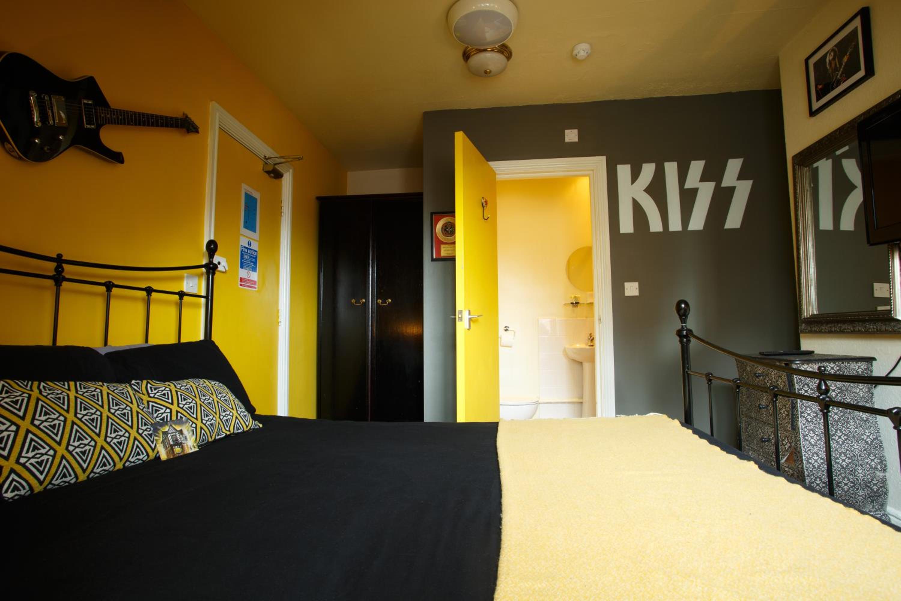 Double ensuite (shower only) photo 3