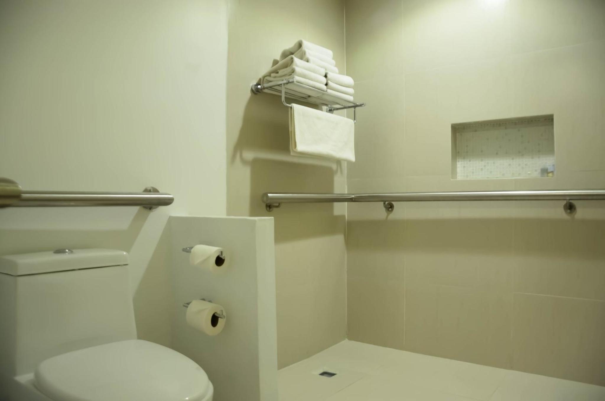 Double Room with Two Double Beds - Disability Access photo 2