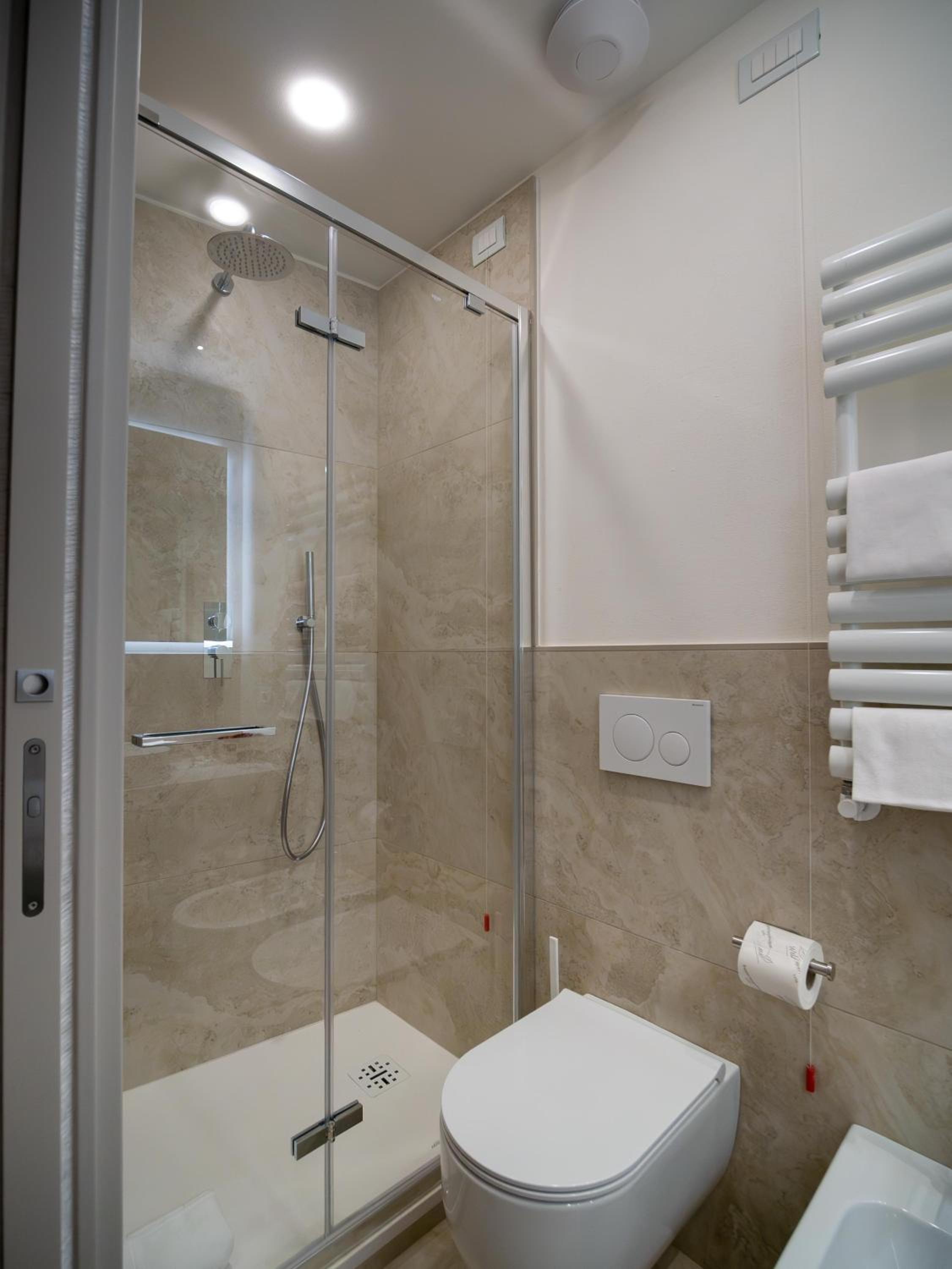 Double or Twin Room - Photo 7