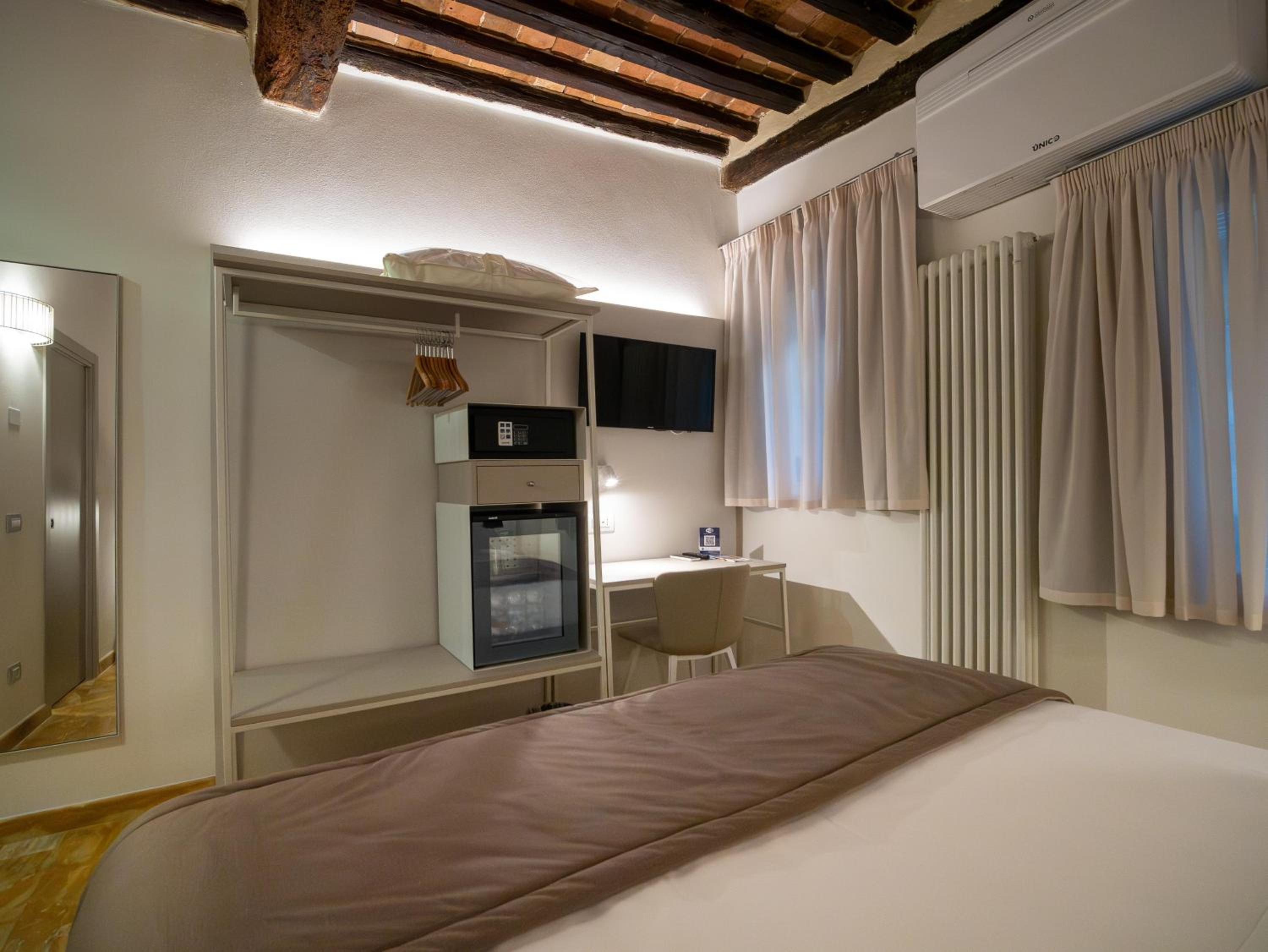 Double or Twin Room - Photo 10