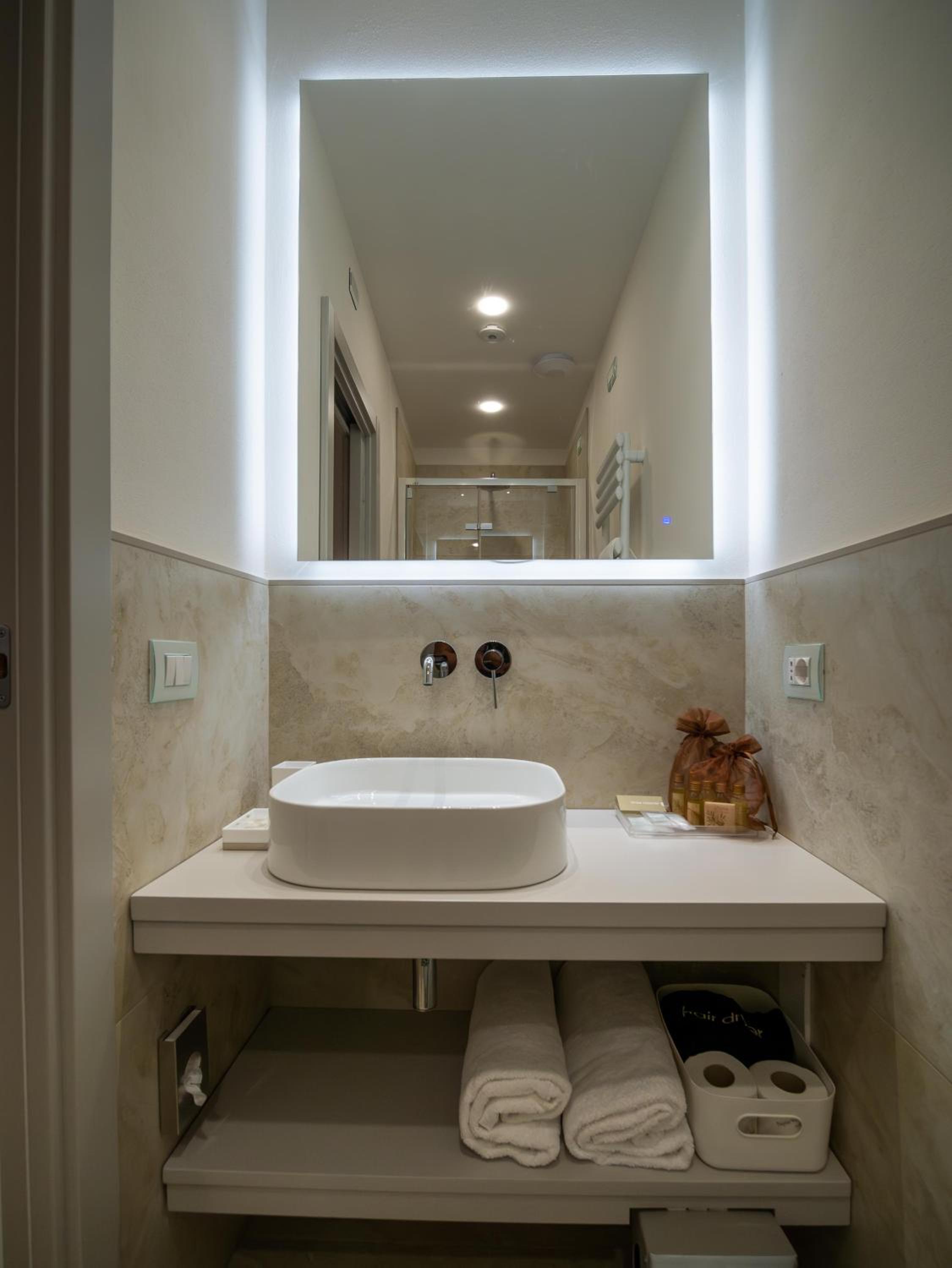 Superior Double or Twin Room - Photo 5