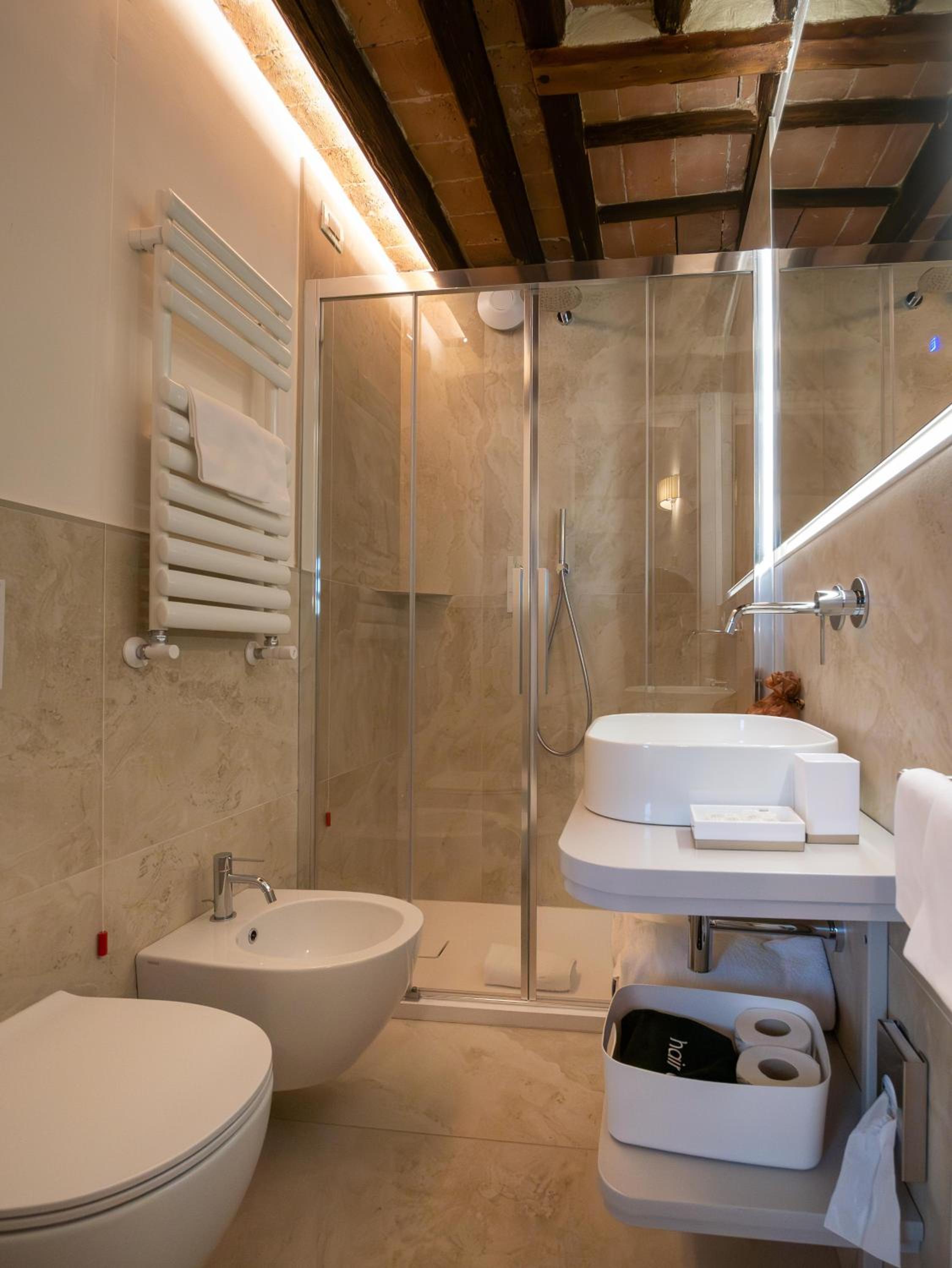 Double or Twin Room with City View - Photo 6
