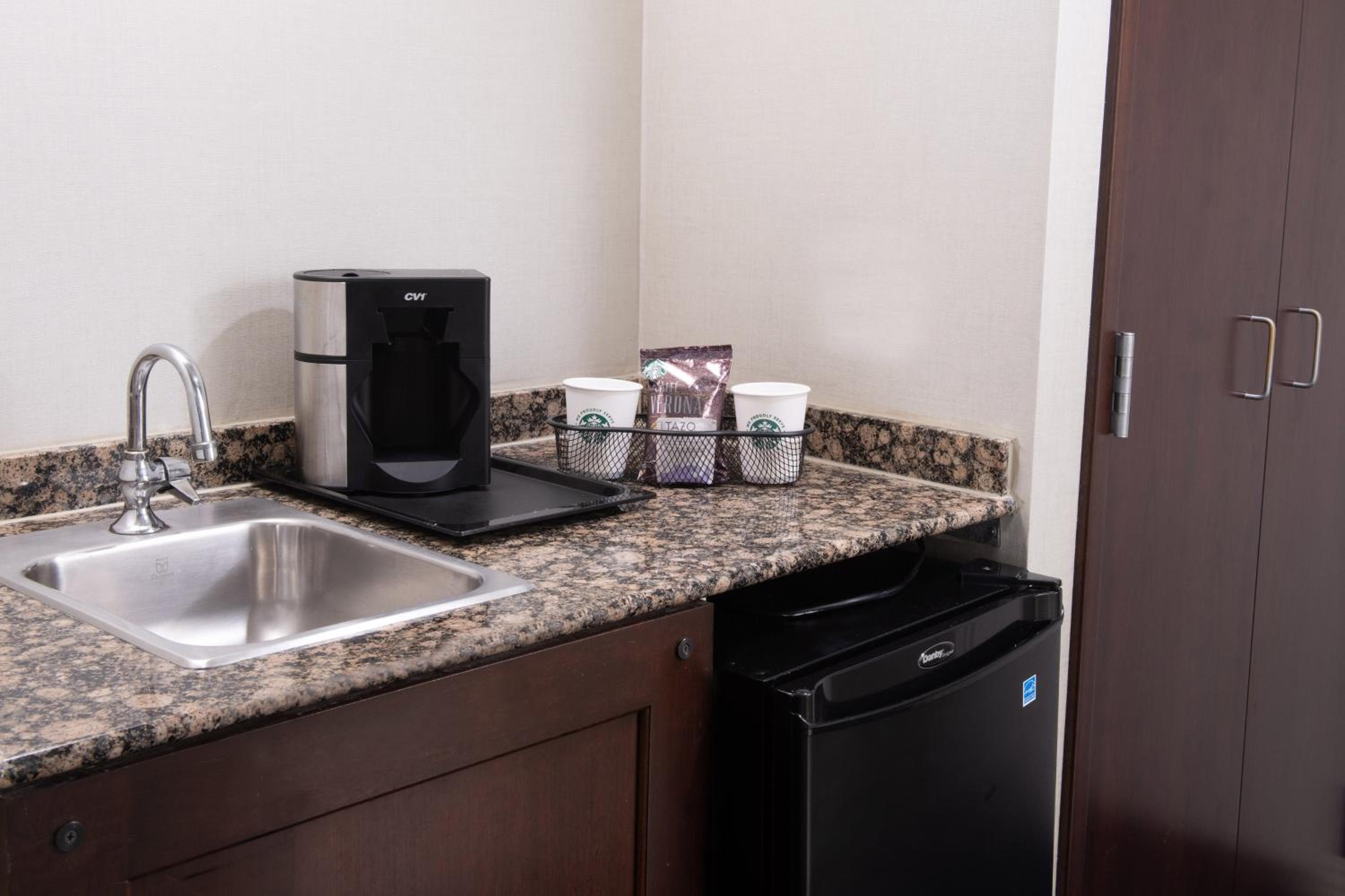 One-Bedroom Suite - Photo 2