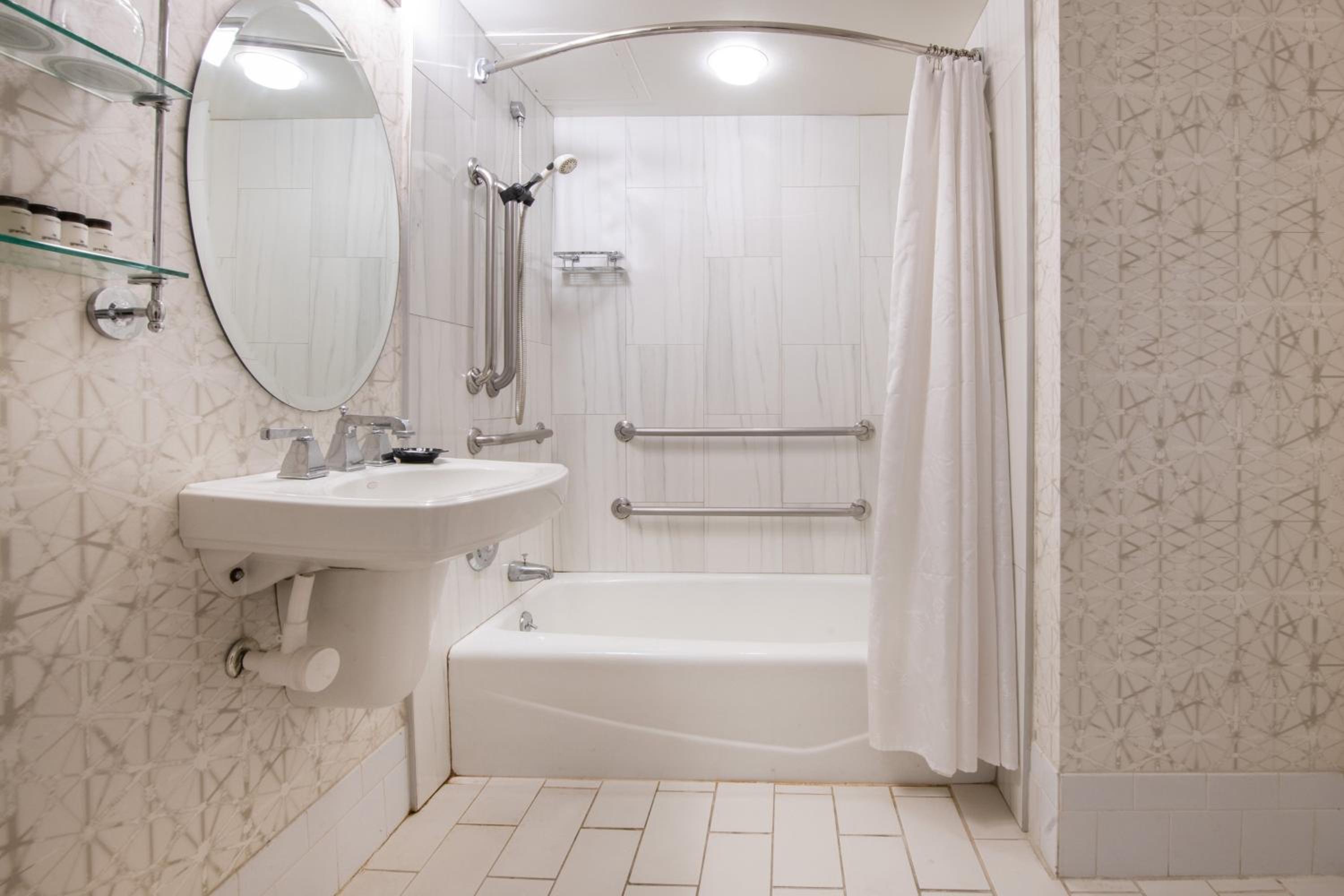 Junior Suite - Accessible  - Photo 2